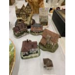 A QUANTITY OF COLLECTABLE COTTAGES TO INCLUDE LILLIPUT LANE AND WADE CORONATION STREET