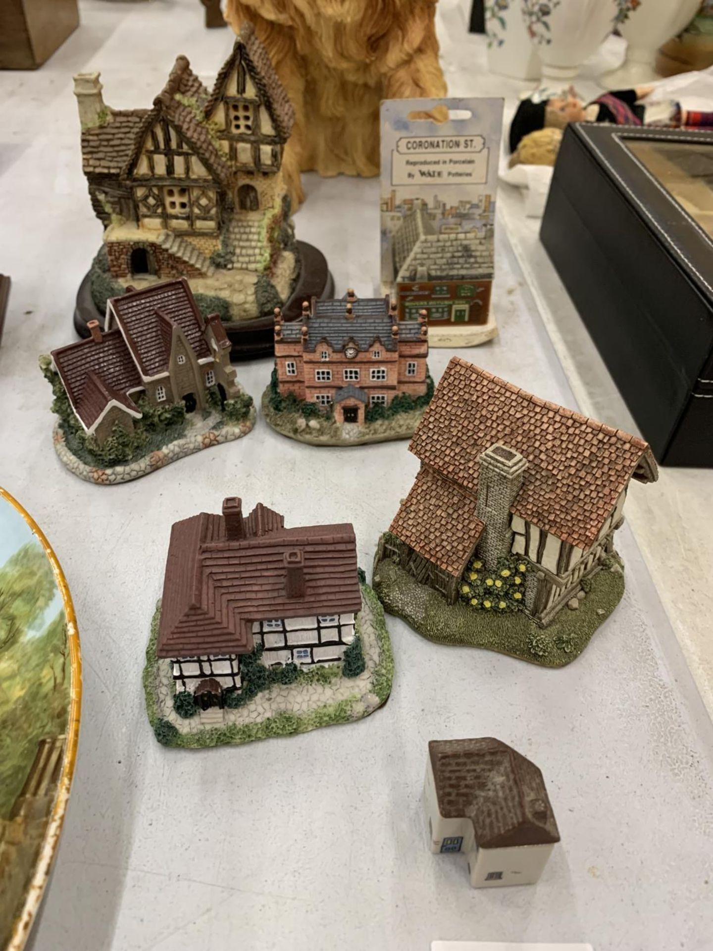 A QUANTITY OF COLLECTABLE COTTAGES TO INCLUDE LILLIPUT LANE AND WADE CORONATION STREET