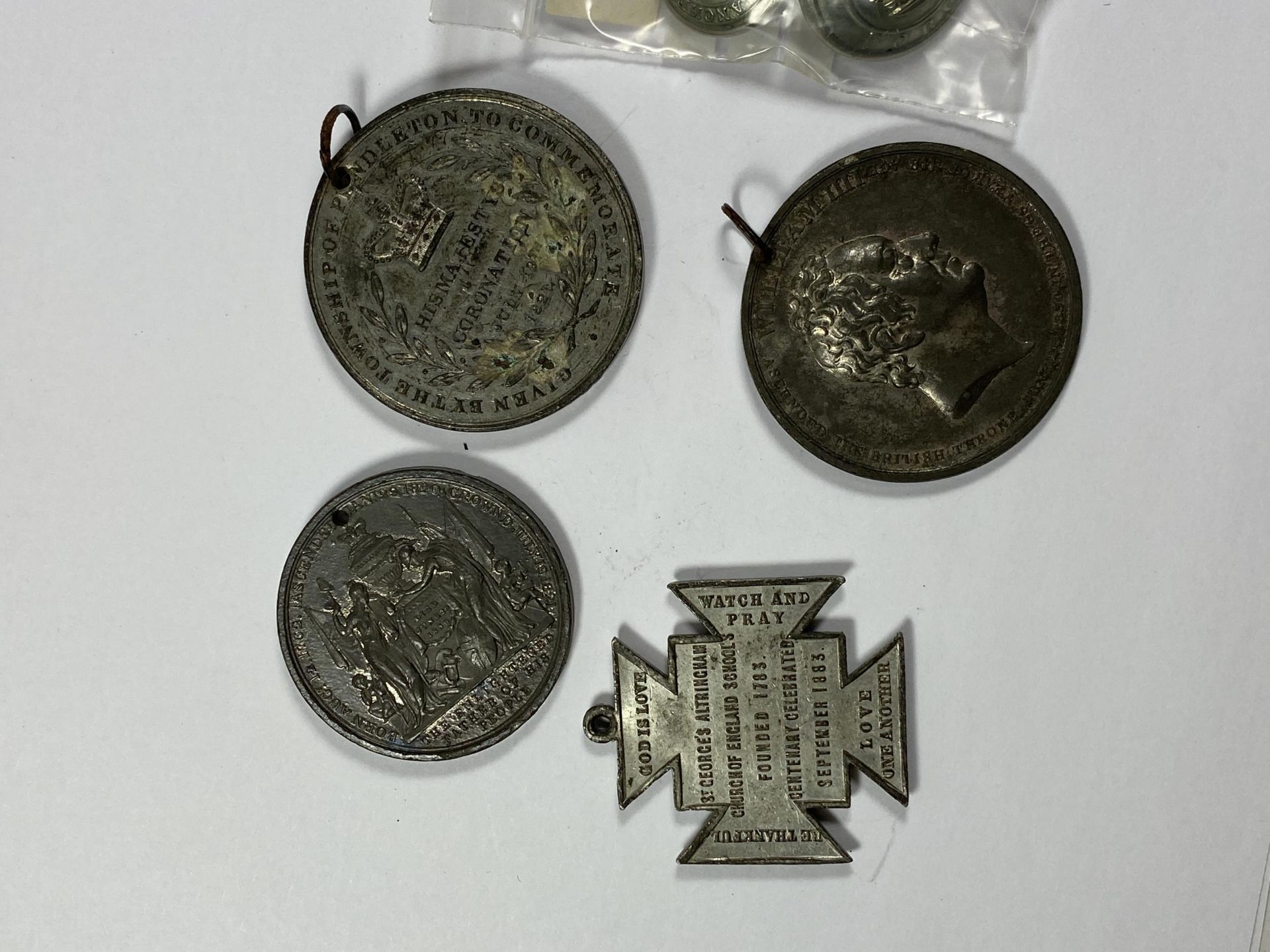 A GROUP OF 19TH CENTURY CORONATION MEDALS / TOKENS TO INCLUDE GEORGE III & GEORGE IV, FURTHER TOKENS - Image 3 of 3