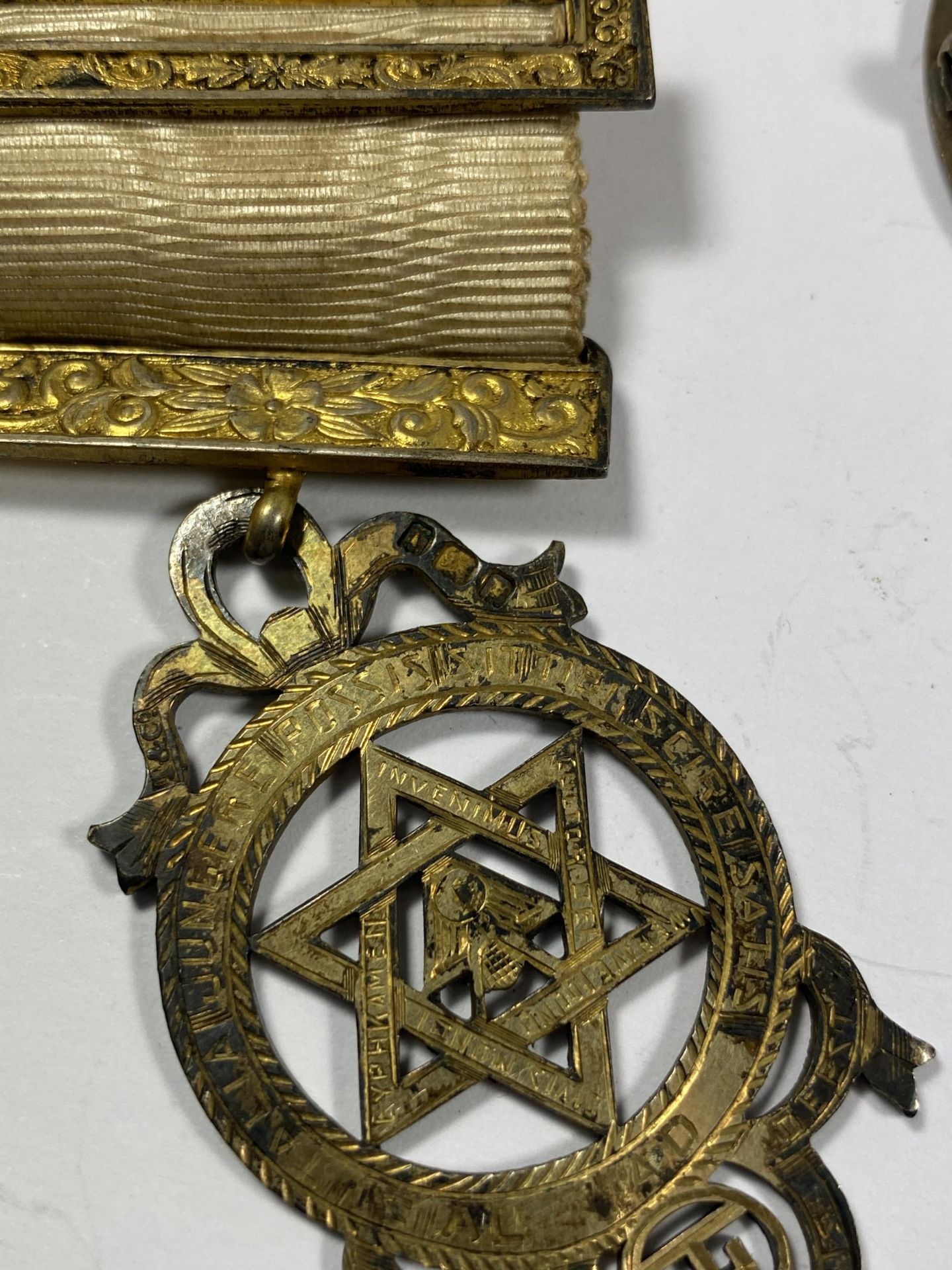 A GROUP OF THREE MEDALS TO INCLUDE A HALLMARKED SILVER GILT MASONIC EXAMPLE - Image 4 of 4