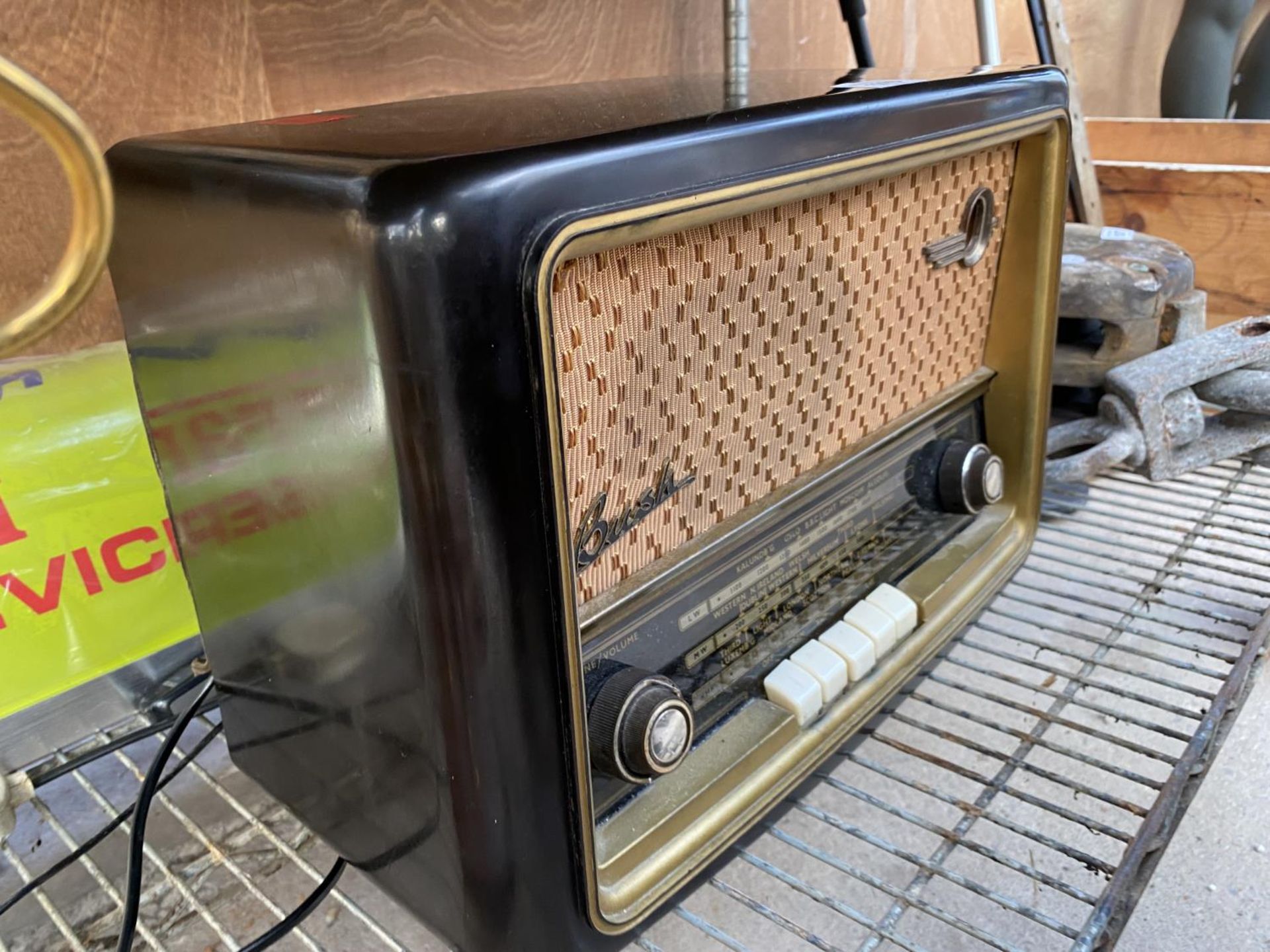 A VINTAGE BUSH VALVA RADIO - Image 3 of 3