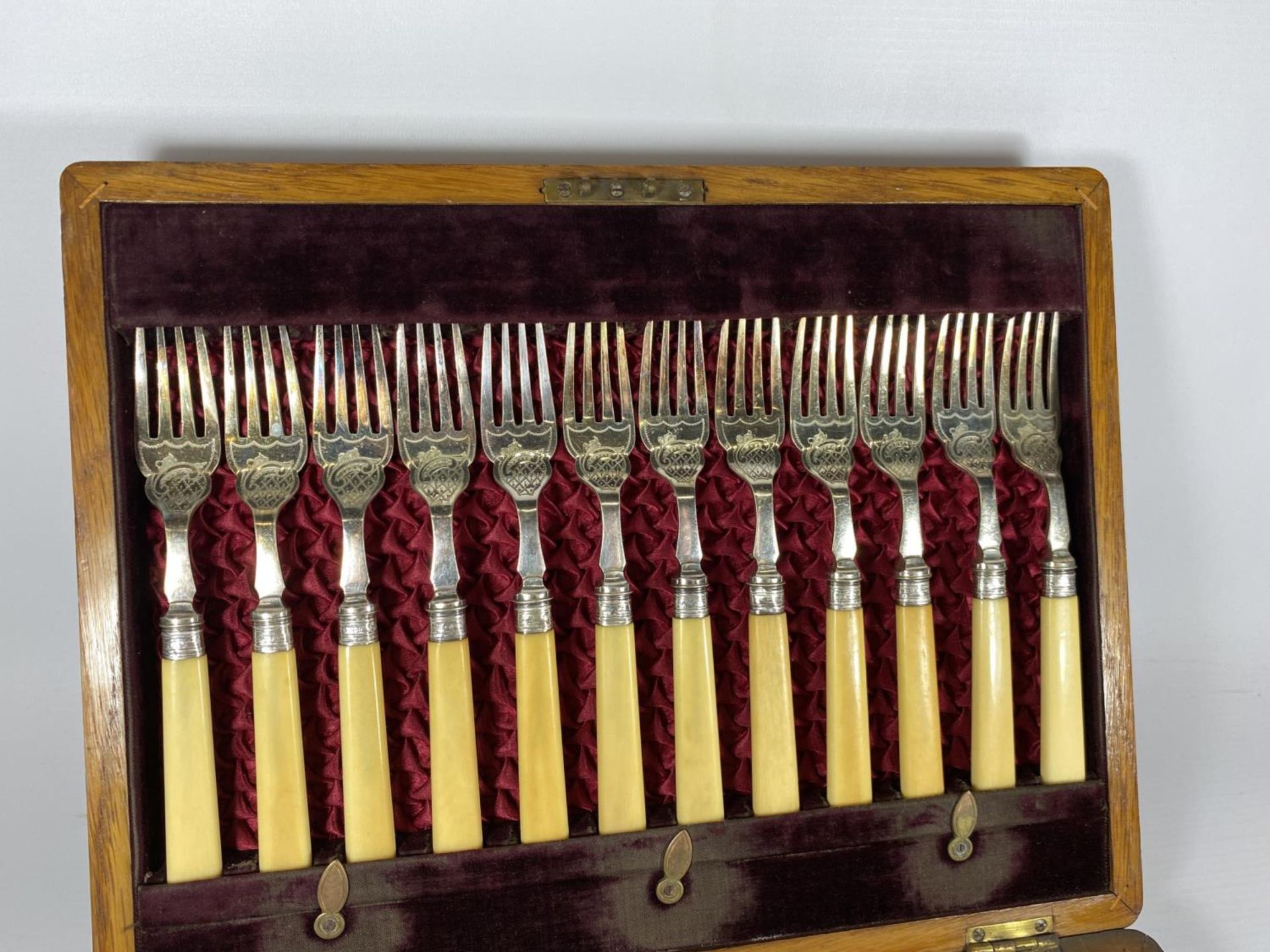 AN OAK CASED CANTEEN OF CUTLERY WITH SHEFFIELD SILVER FERRULES & RED LINED INTERIOR - Bild 3 aus 5
