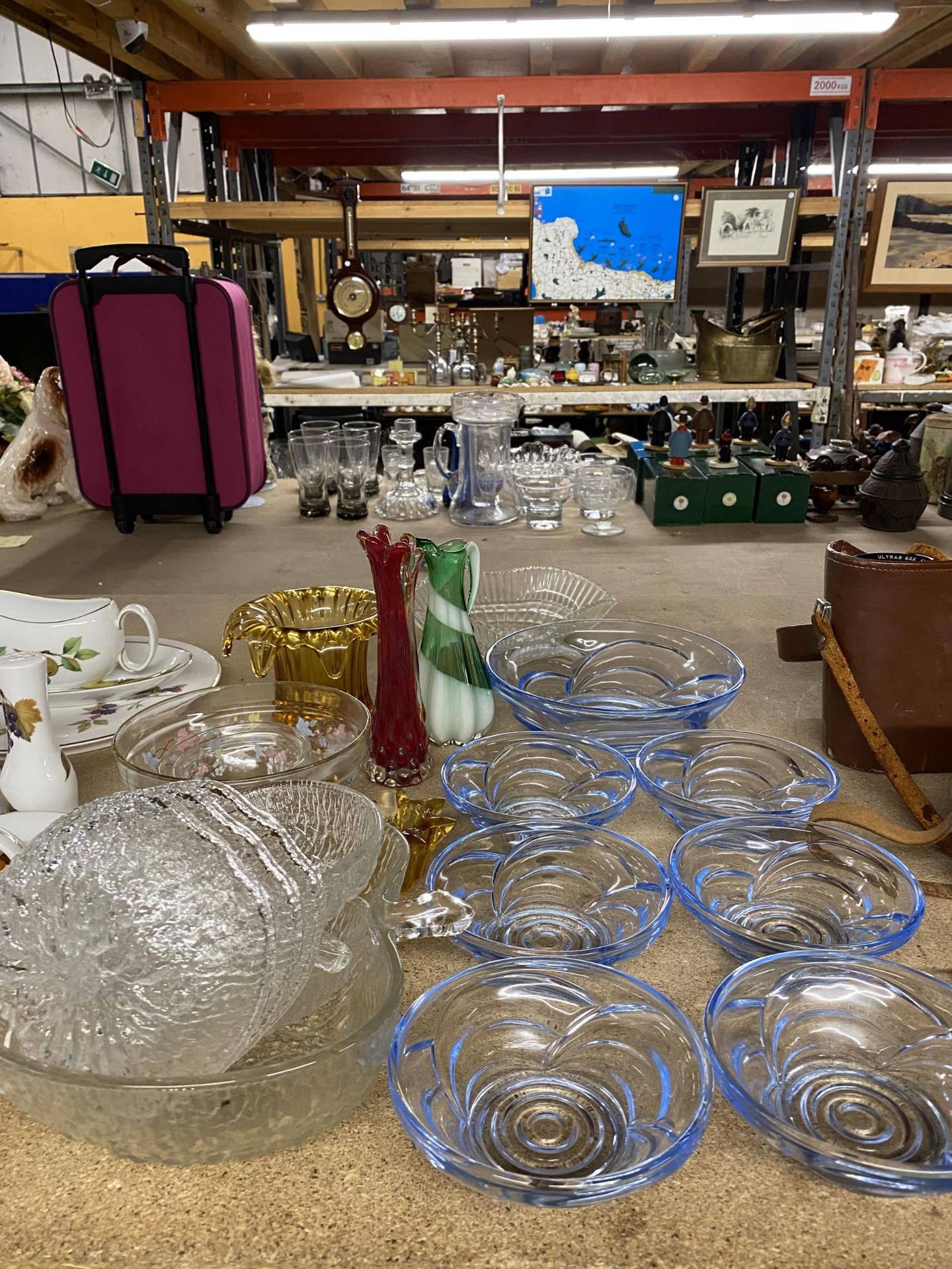 A LARGE QUANTITY OF GLASSWARE TO INCLUDE BOWLS, A VASE, JUG, ETC