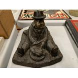 A VINTAGE CAST DOORSTOP OF A MAN WITH A CARVING KNIFE