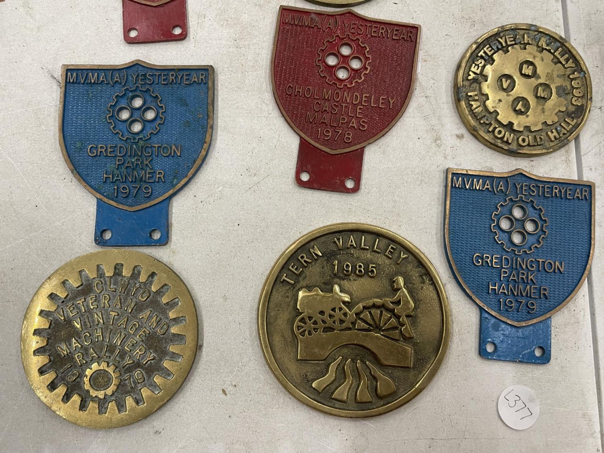 A QUANTITY OF VINTAGE STEAM RALLY METAL BADGES TO INCLUDE BRASS - Image 2 of 4