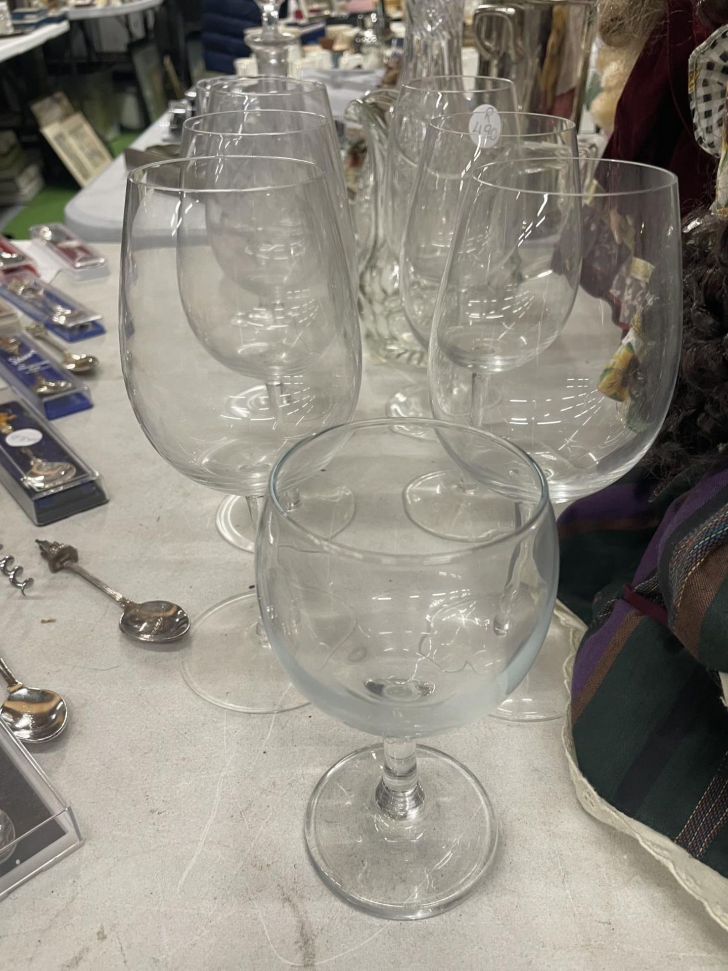 A QUANTITY OF GLASSWARE TO INCLUDE A DECANTER, VASE, JUG AND WINE GLASSES - Bild 2 aus 3