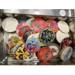 A QUANTITY OF TAZ DISCS TO INCLUDE POKEMON, CARTOON CHARACTERS, ETC IN A VINTAGE TIN