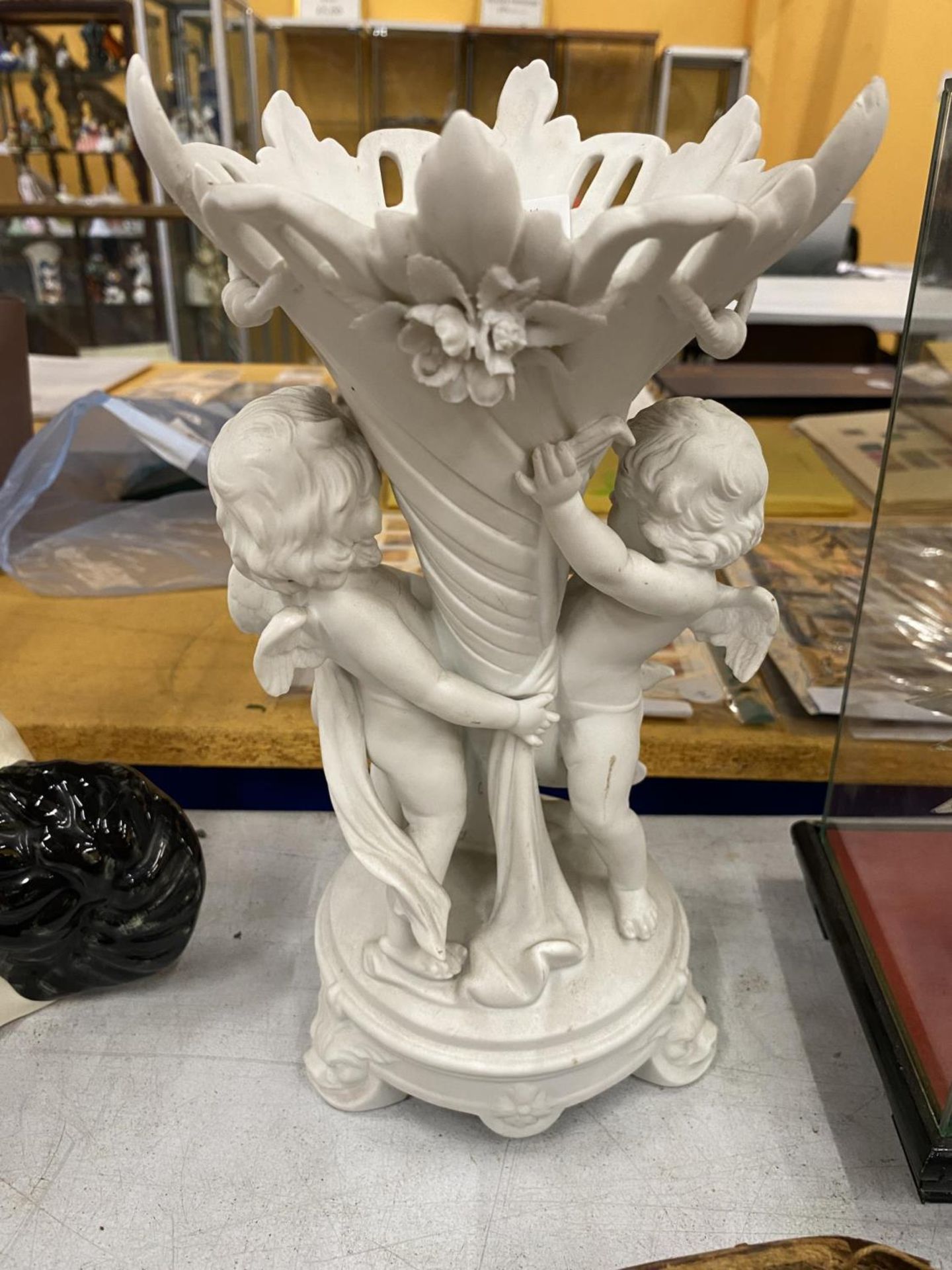 A PARIAN STYLE CONTINENTAL CHERUB DESIGN VASE, IMPRESSED 1591 TO BASE