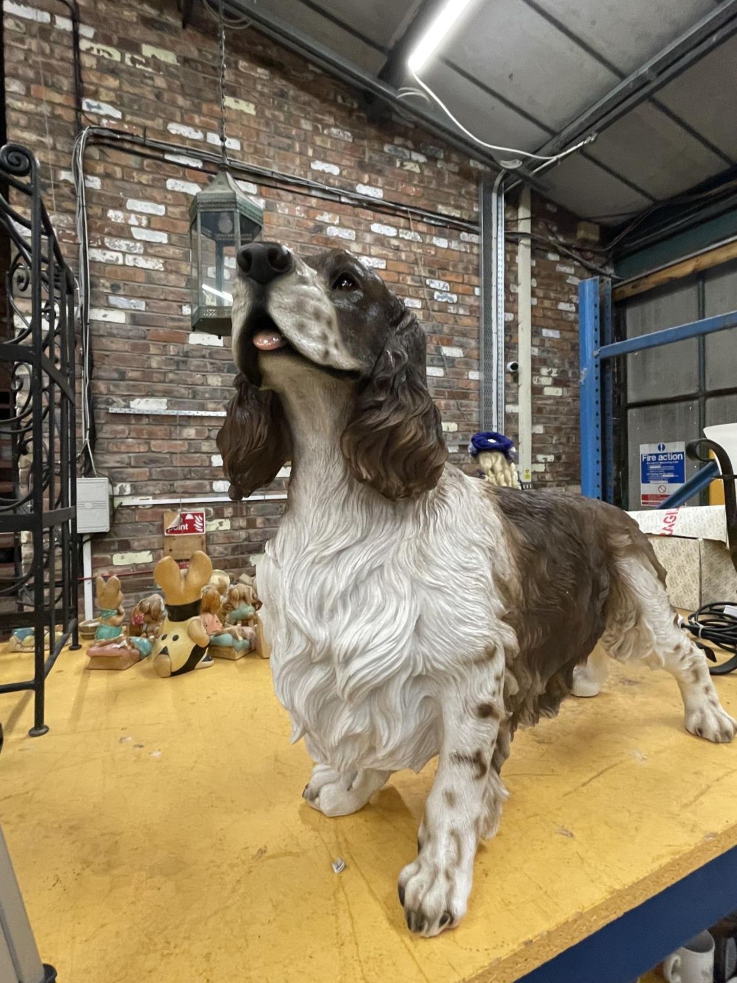 A LARGE RESIN MODEL OF A COCKER SPANIEL HEIGHT APPROX 46CM, LENGTH APPROX 67CM - Image 2 of 2