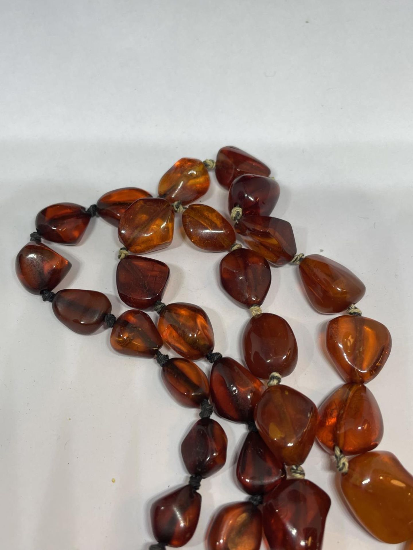 A GRADUATED AMBER EFFECT NECKLACE APRROXIMATELY 44CM LONG - Image 4 of 4