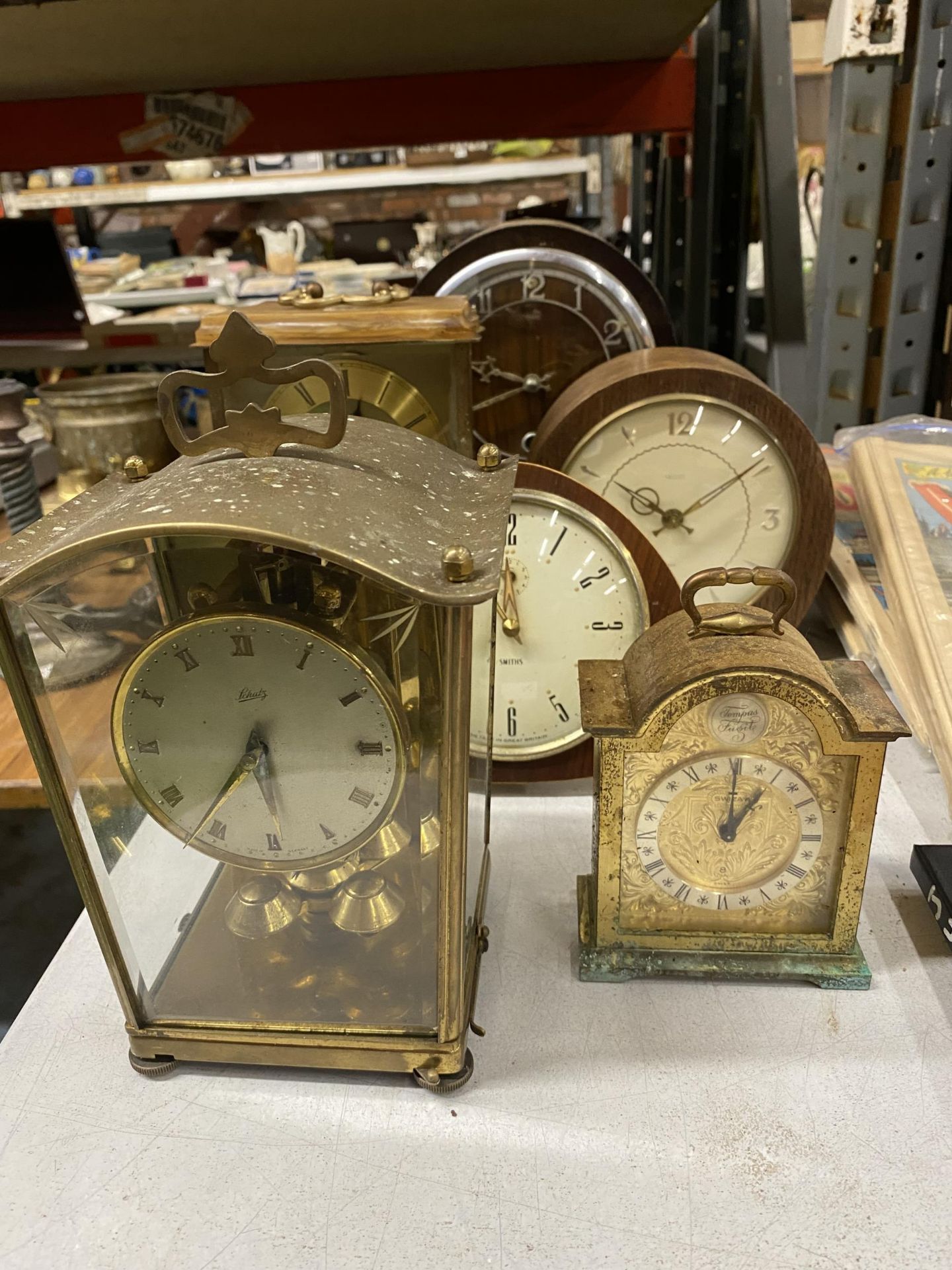 AQUANTITY OF VINTAGE MANTLE CLOCKS TO INCLUDE SMITH'S, ETC - 6 IN TOTAL