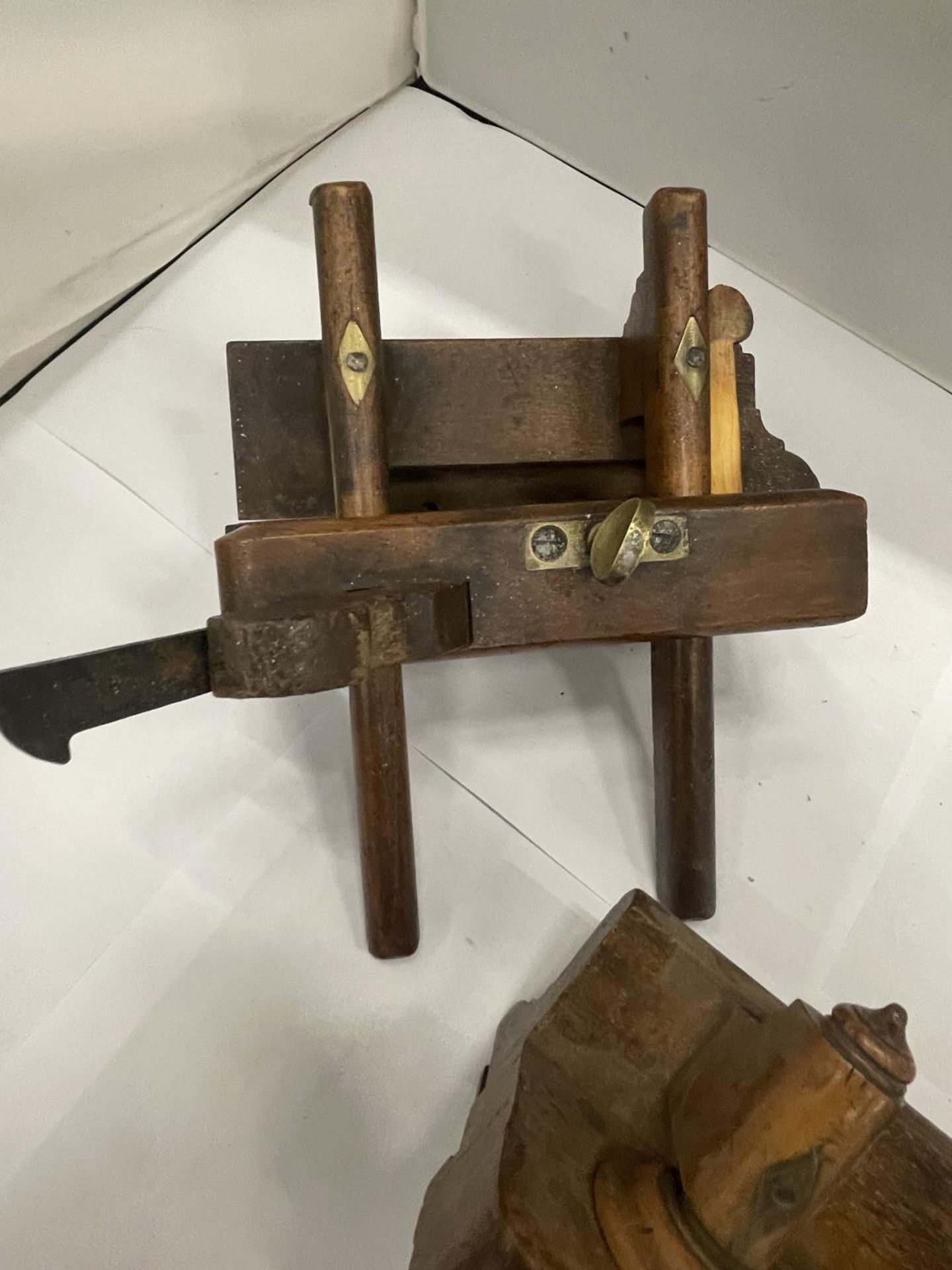 AN ANTIQUE FRUITWOOD PLOUGH PLANE TOGETHER WITH A THUMB SCREW PLOUGH - Image 3 of 3