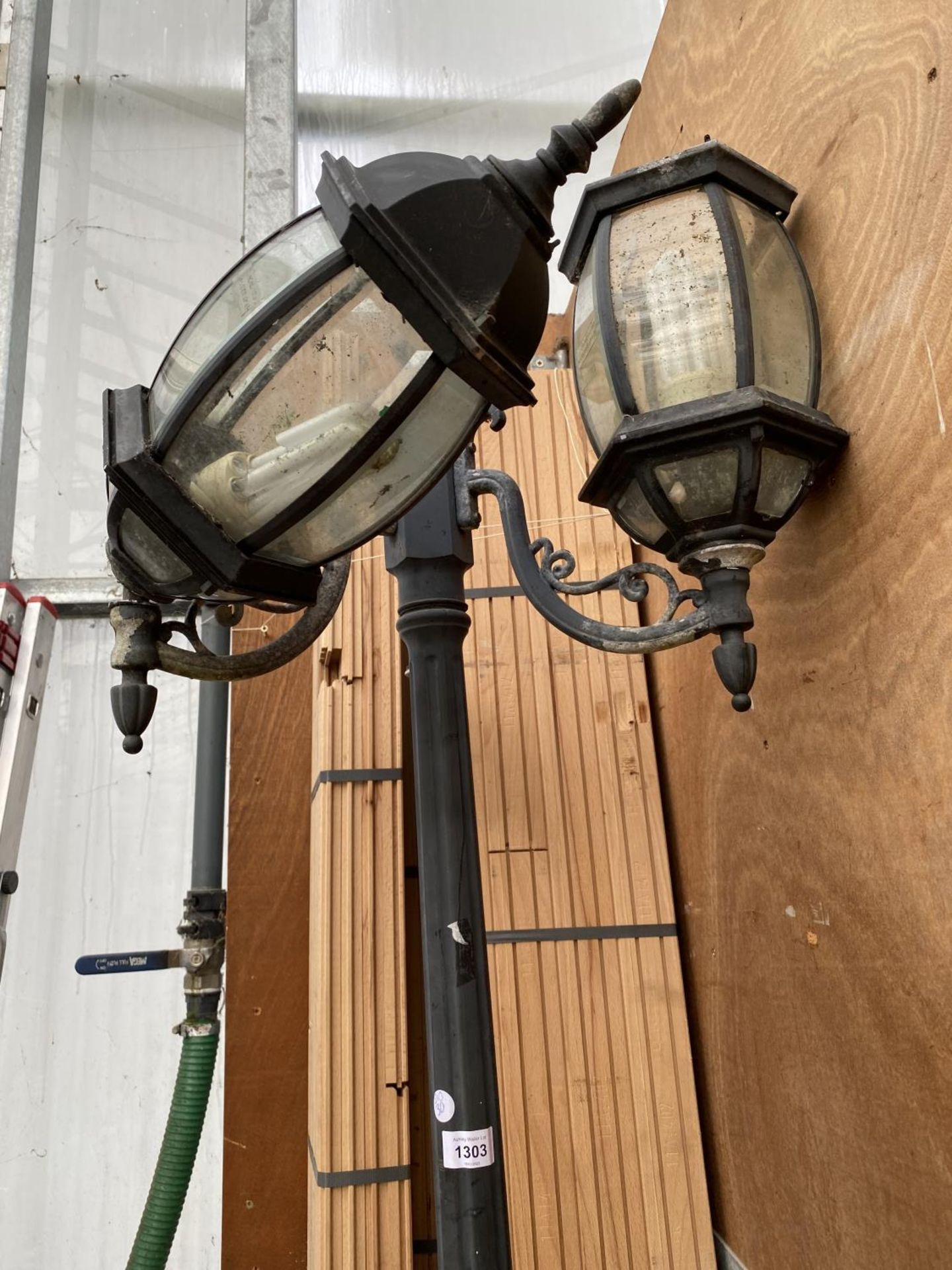 A VINTAGE STYLE COURTYARD LAMP POST - Image 2 of 3