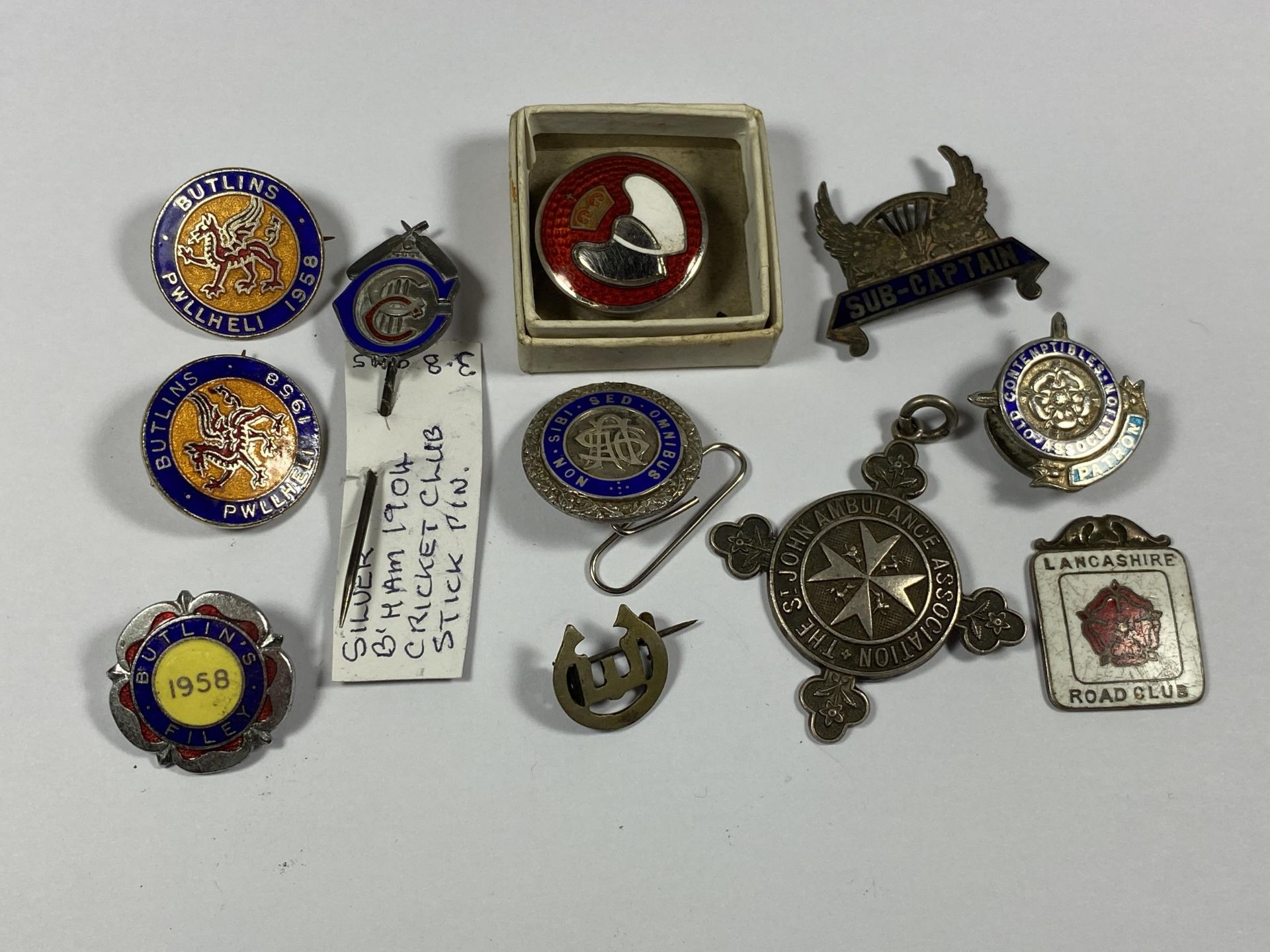 A MIXED GROUP OF VINTAGE HALLMARKED SILVER AND FURTHER ENAMEL BADGES TO INCLUDE ENAMEL BUTLIN