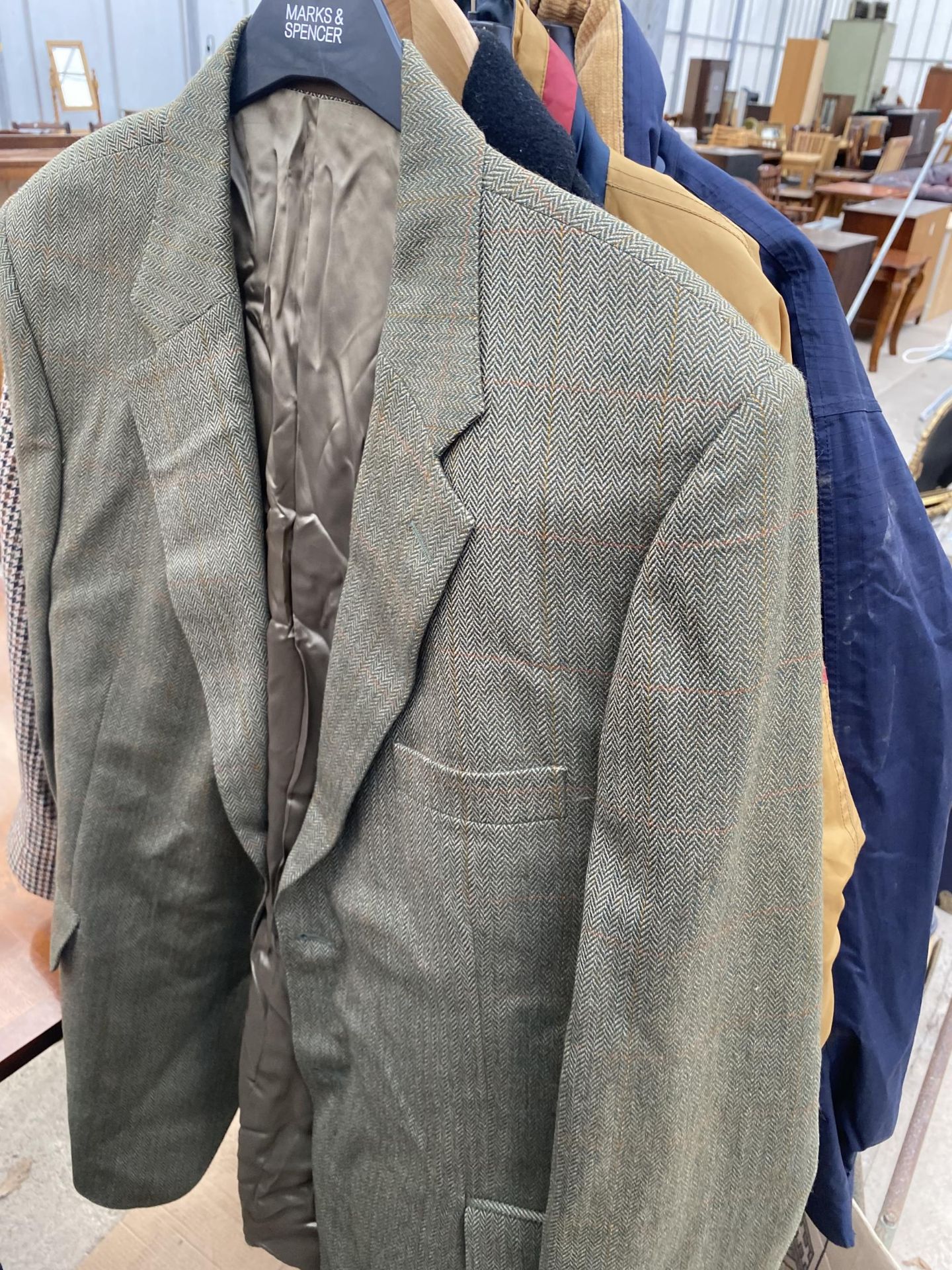 AN ASSORTMENT OF GENTS COATS TO INCLUDE TWEED JACKETS ETC - Image 5 of 9