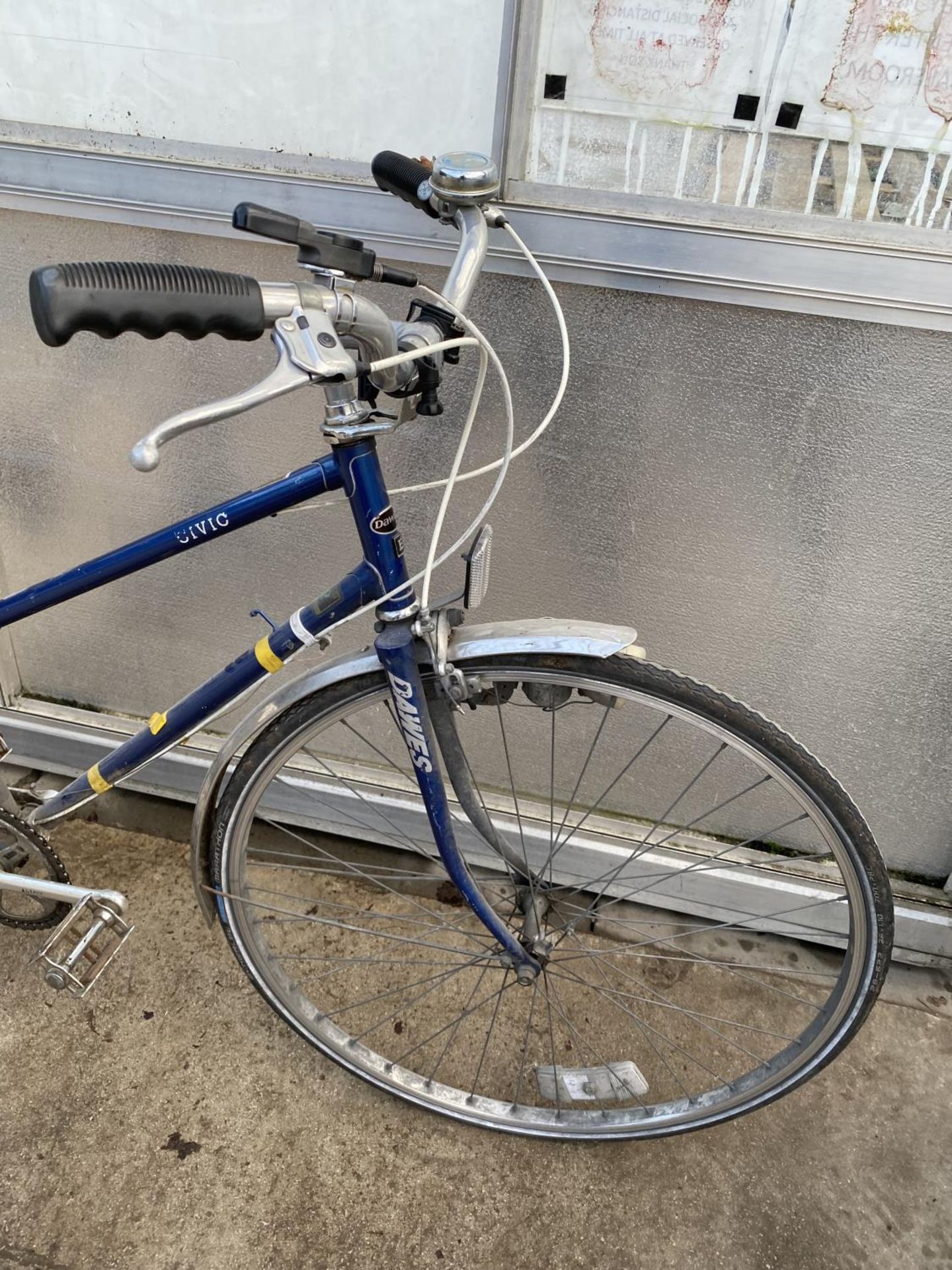 A MID CENTURY VINTAGE DAWES CIVIC LADIES BIKE WITH 6 SPEED GEAR SYSTEM AND A BROOKS LEATHER CHAMPION - Image 4 of 6