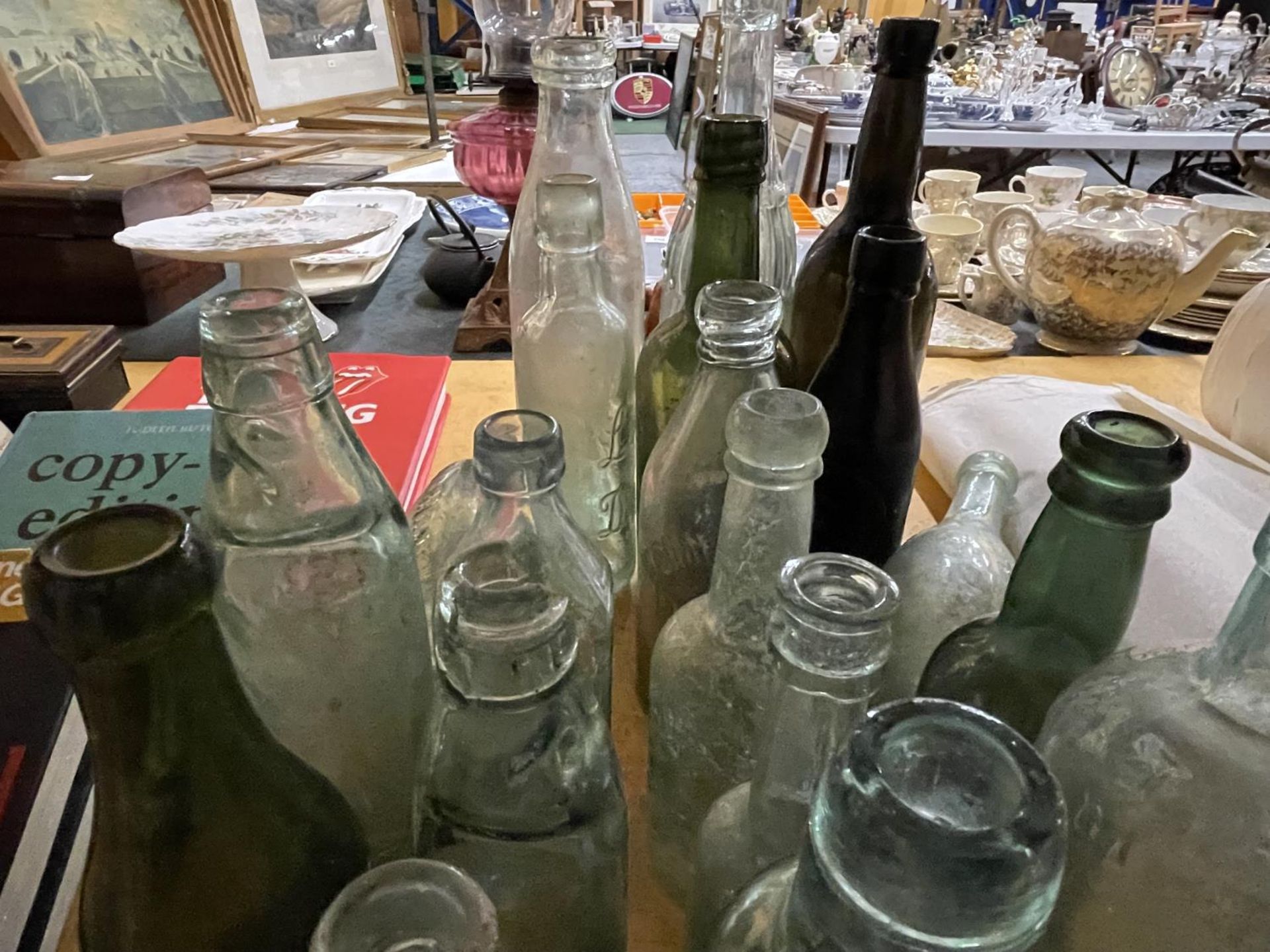 A LARGE QUANTITY OF VINTAGE GLASS BOTTLES TO INCLUDE SOME WITH GLASS MARBLES - Image 4 of 4