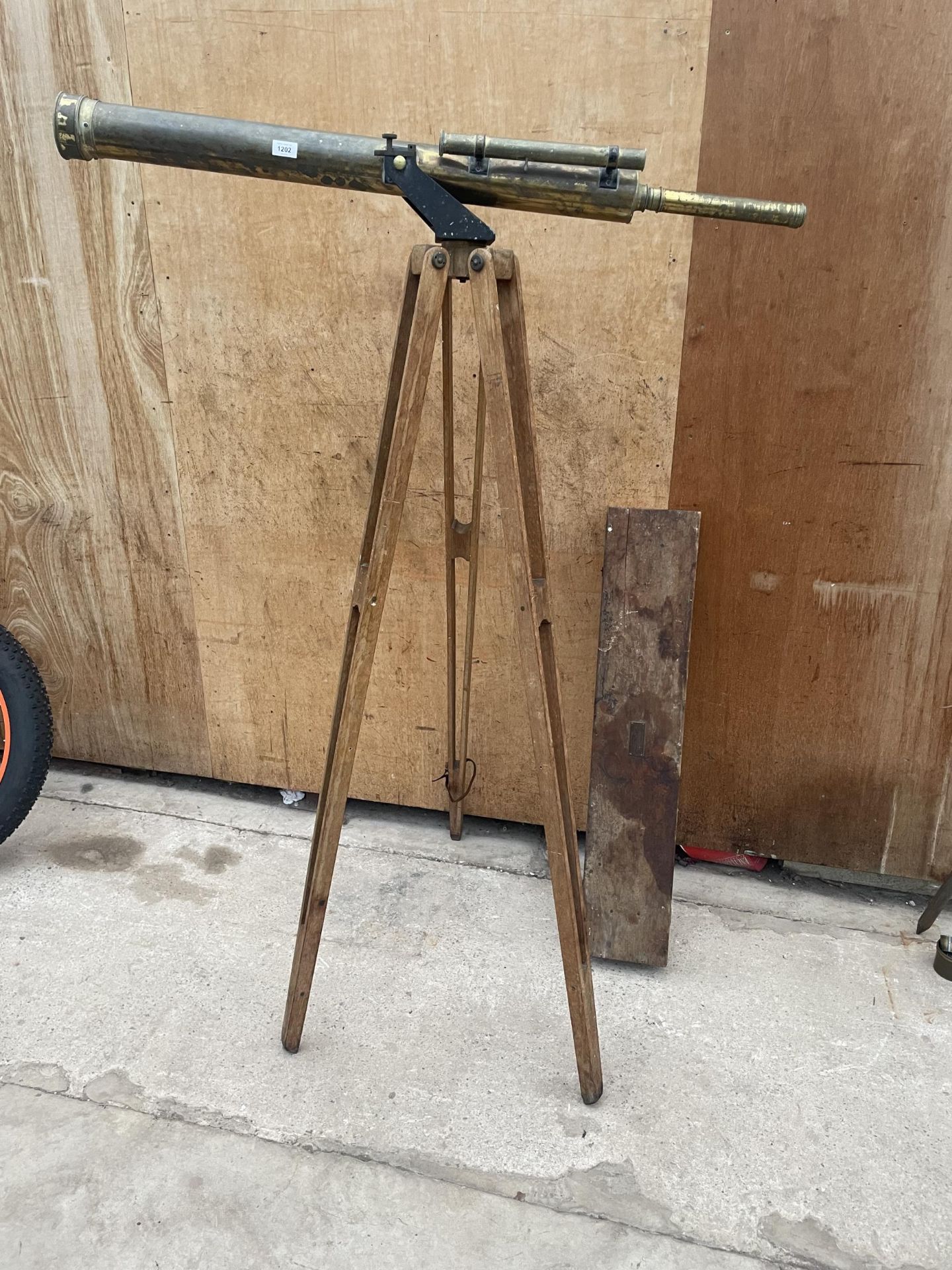 A VINTAGE BRASS FLATTERS AND GARNETT LTD TELESCOPE WITH VINTAGE WOODEN TRIPOD STAND AND WOODEN CARRY