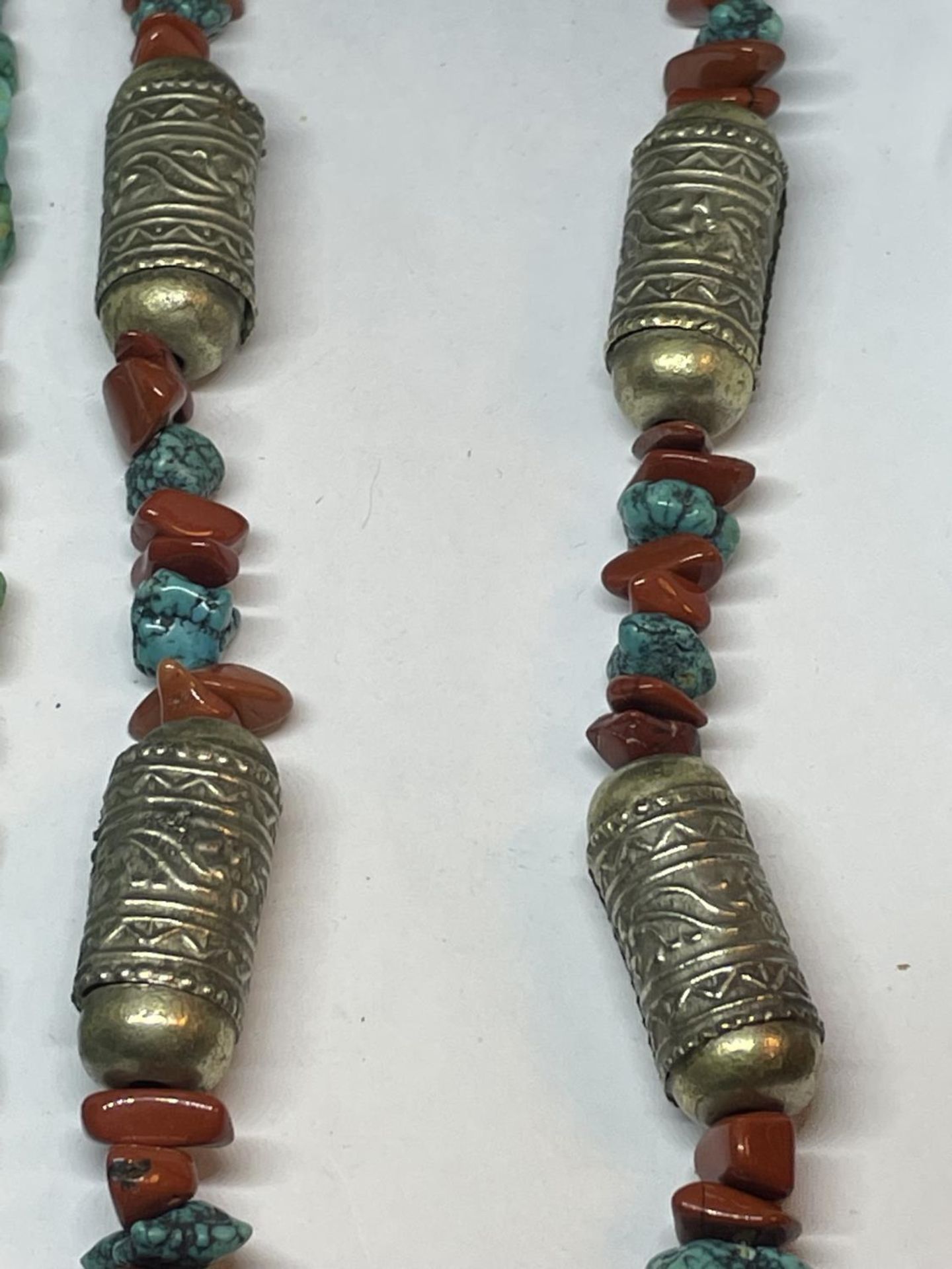 THREE TURQUOISE STONE ITEMS TO INCUDE A BRACELET AND TWO NECKLACES - Image 4 of 5