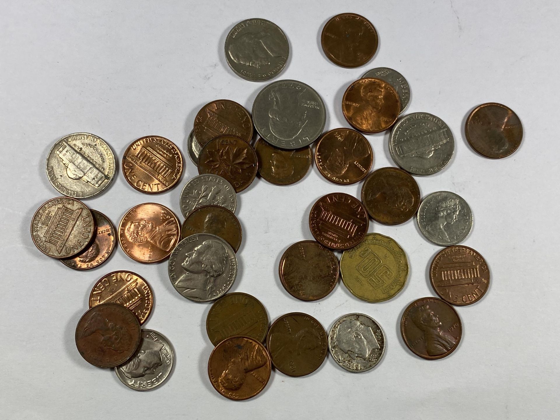 A MIXED GROUP OF NORTH AMERICAN COINS TO INCLUDE U.S.A, CANADA & MEXICO