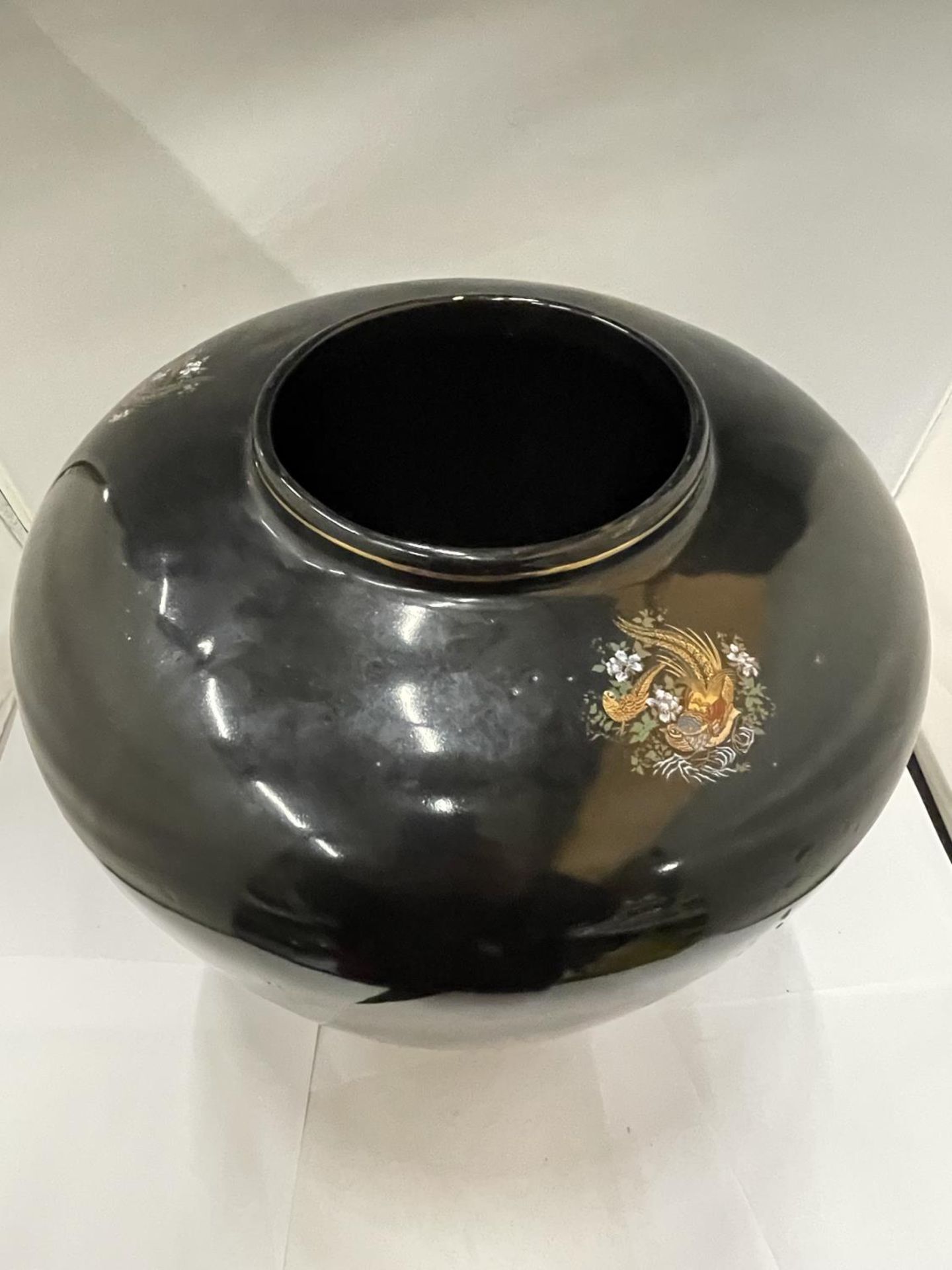 A LARGE ORIENTAL STYLE BLACK VASE WITH BIRD DECORATION - Image 2 of 3