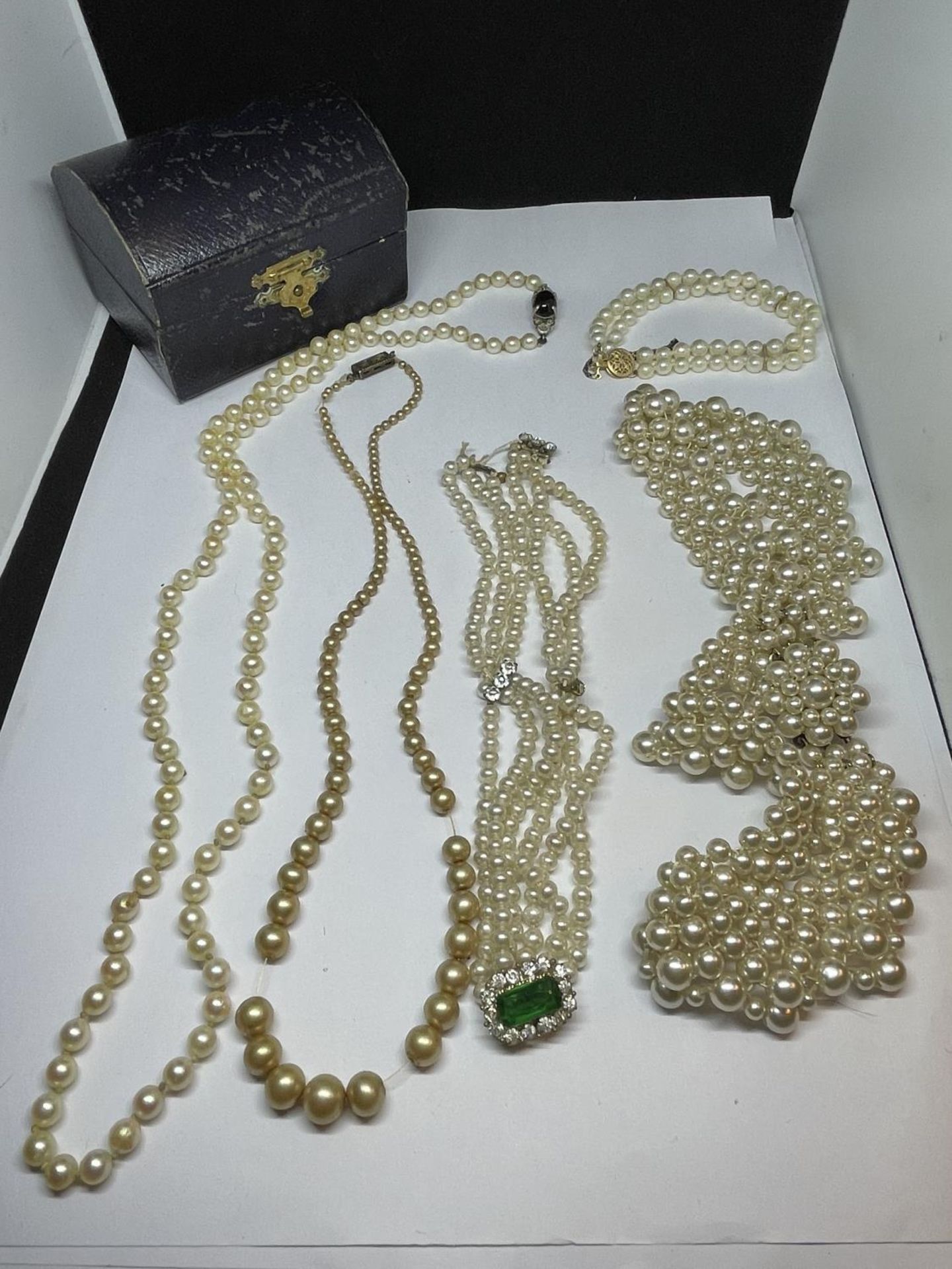 THREE PEARL NECKLACES, A CHOKER AND BRACELET WITH A PRESENTATION BOX
