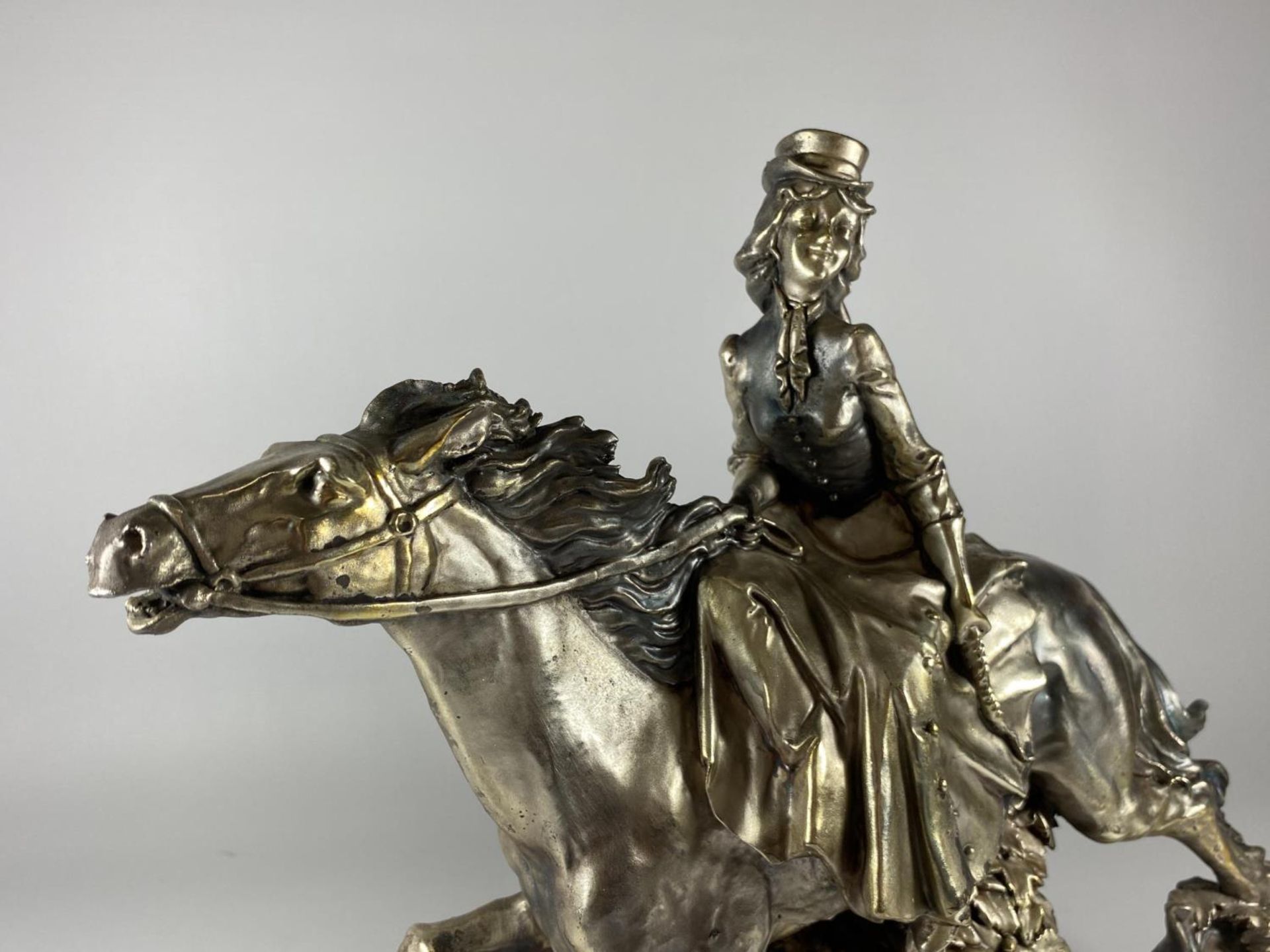 A LARGE SILVER DESIGN MODEL OF A LADY ON HORSEBACK, HEIGHT 35CM, STAMPED .925 TO BASE (SEE PHOTO) - Image 2 of 4