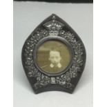 AN EDWARDIAN SILVER MINIATURE PORTRAIT FRAME, HALLMARKS FOR BIRMINGHAM, 1901, HEIGHT 6.5CM