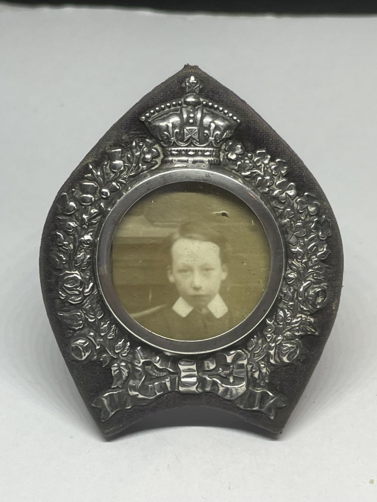 AN EDWARDIAN SILVER MINIATURE PORTRAIT FRAME, HALLMARKS FOR BIRMINGHAM, 1901, HEIGHT 6.5CM