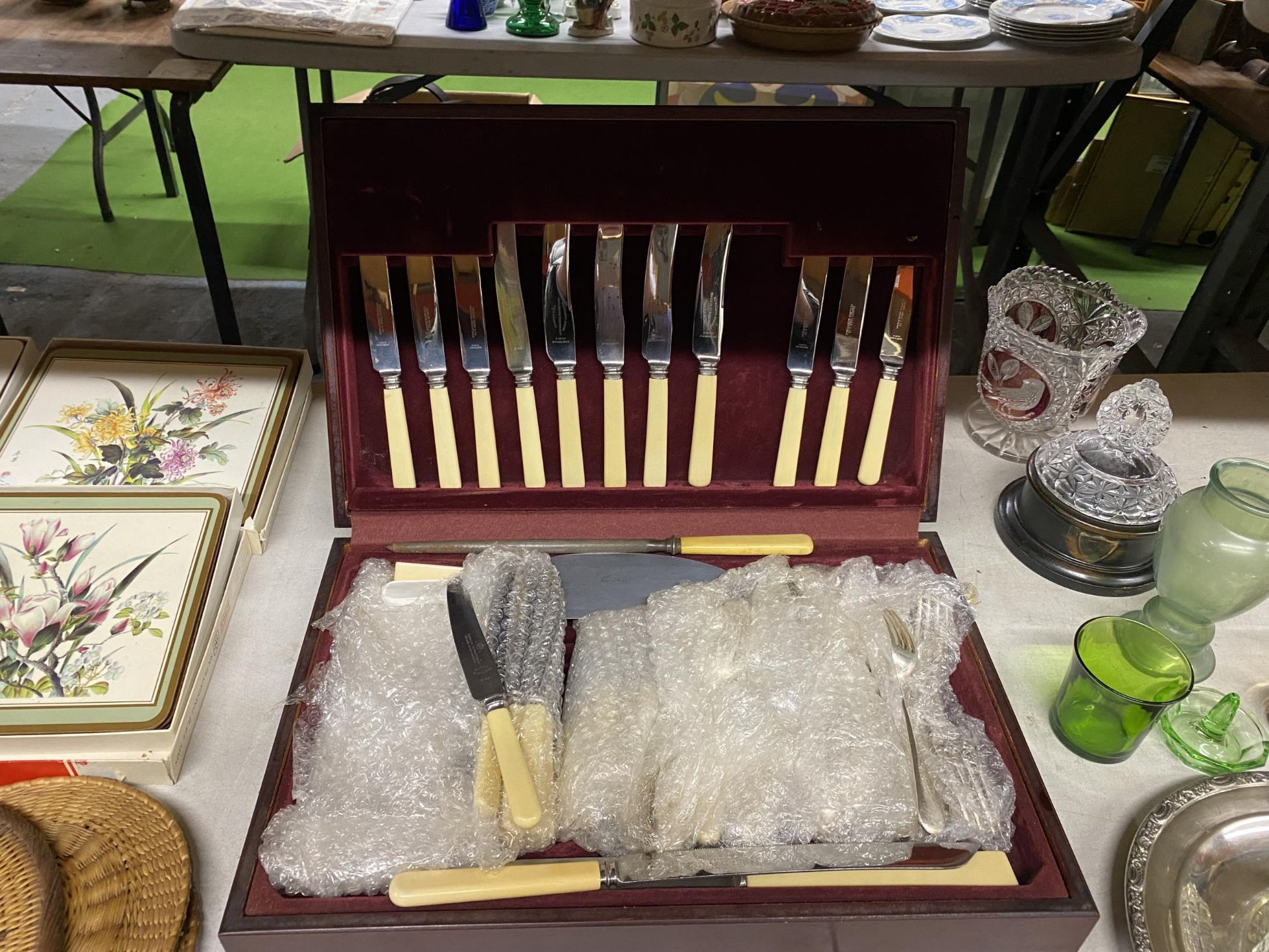 A VINTAGE MAHOGANY BOXED CANTEEN OF CUTLERY