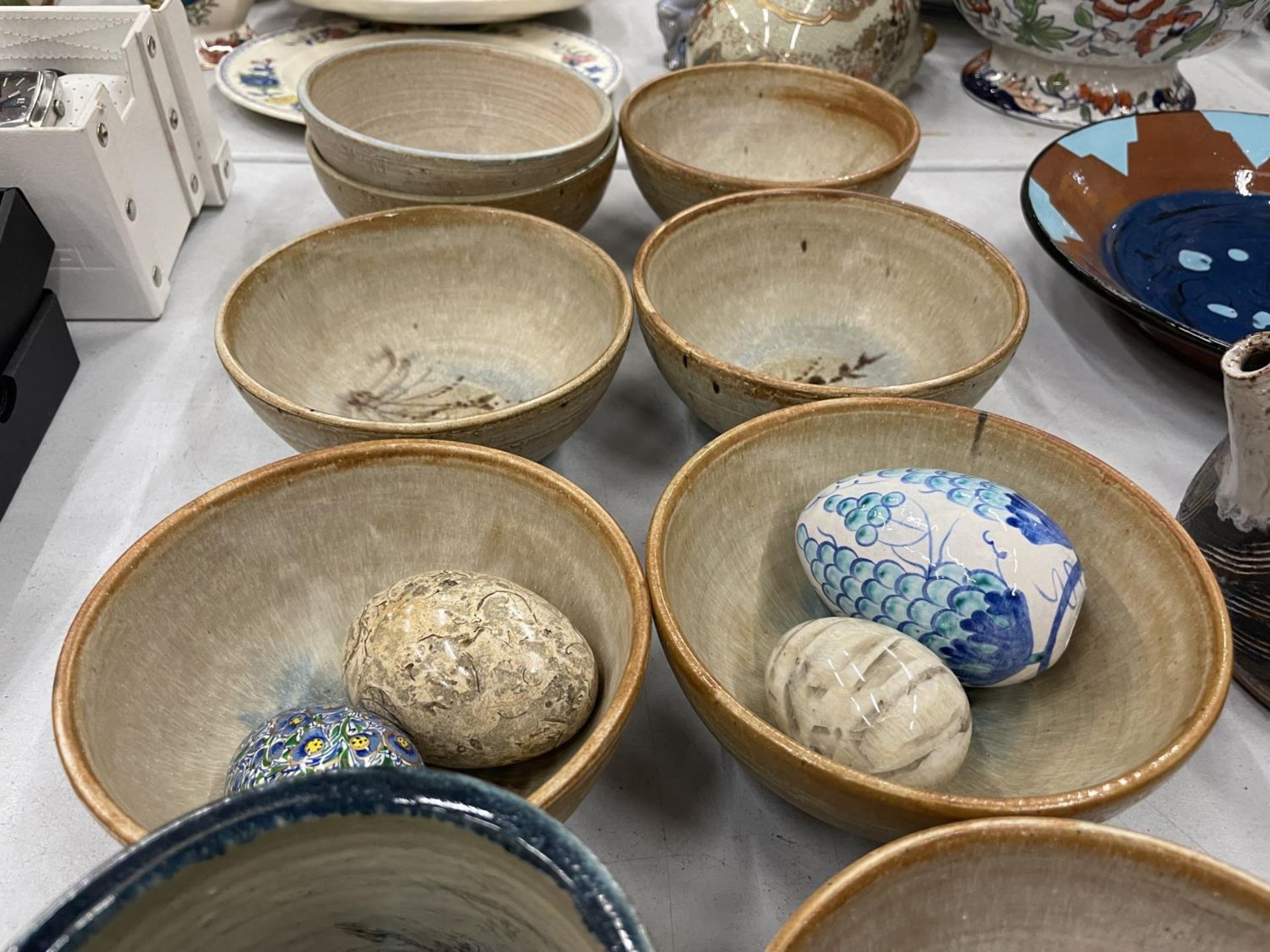 A MIXED LOT TO INCLUDE STONEWARE BOWLS, PORCELAIN EGGS, OLIVE DISH, MARBLES, ETC., - Image 3 of 3