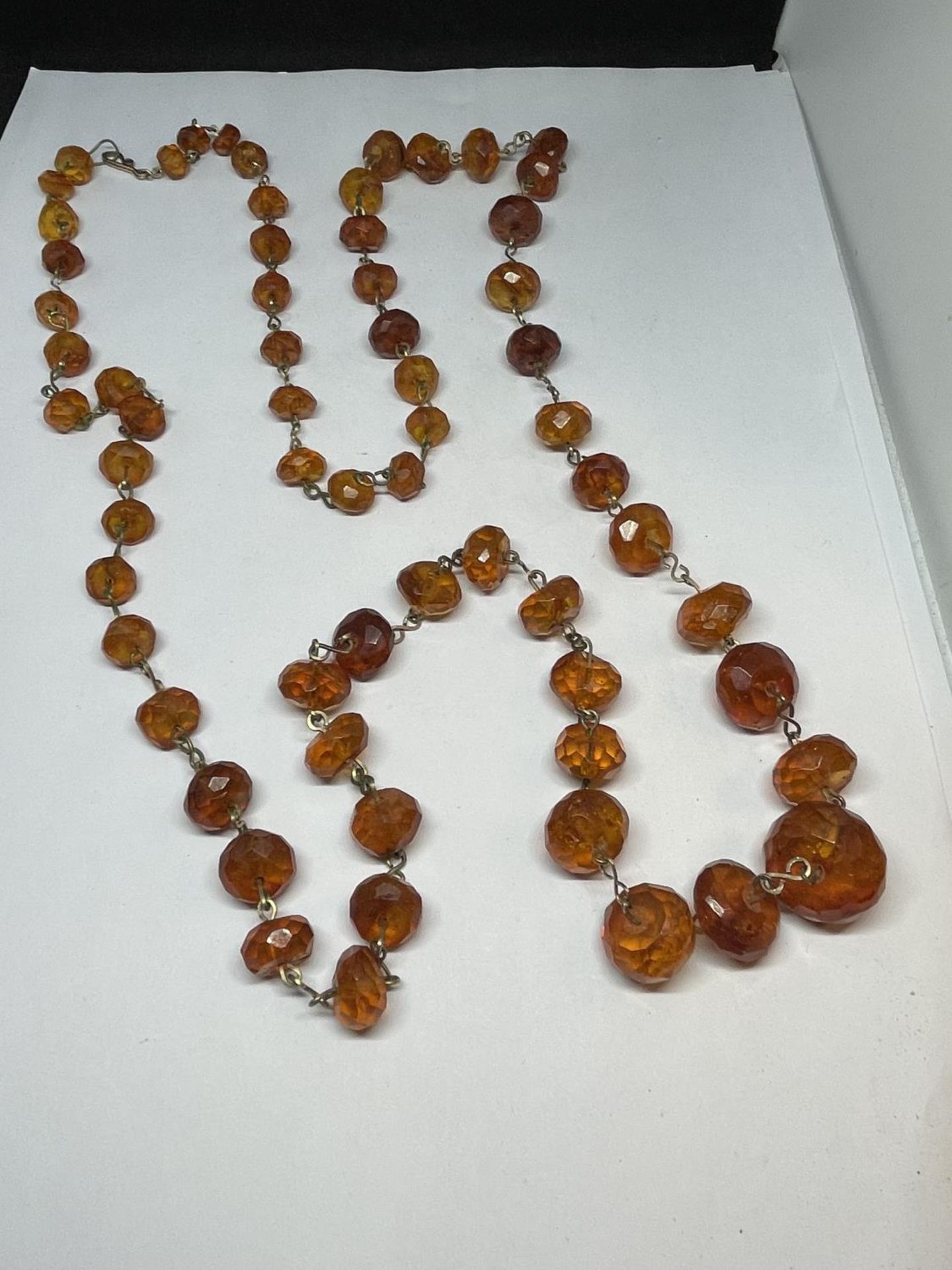 AN AMBER EFFECT NECKLACE