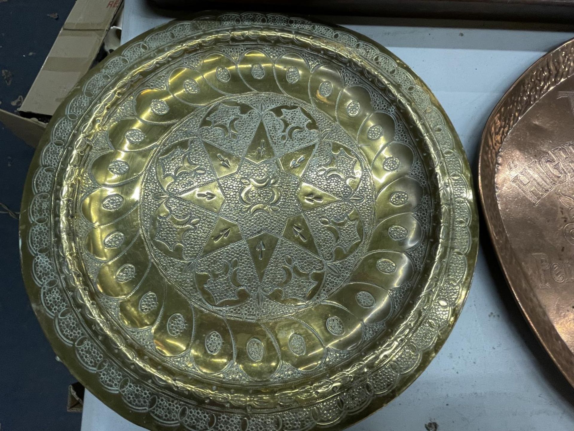 A QUANTITY OF BRASS ITEMS TO INCLUDE A BRASS INLAID WOODEN TRAY, TRIVETS, A WALL PLATE PLUS A COPPER - Image 4 of 5