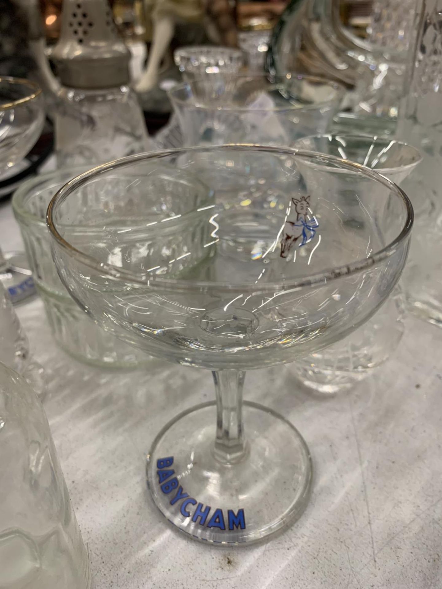 A QUANTITY OF GLASSWARE TO INCLUDE BOWLS, DECANTERS, BABYCHAM GLASSES, PAPERWEIGHTS, BOTTLES, ETC - Image 6 of 6