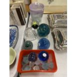 A MIXED GROUP OF GLASSWARE TO INCLUDE A CAITHNESS PAPERWEIGHT EXAMPLE