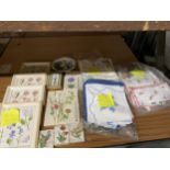 A LARGE QUANTITY OF VINTAGE LINEN AND COTTON ITEMS TO INCLUDE TABLECLOTHS AND NAPKINS