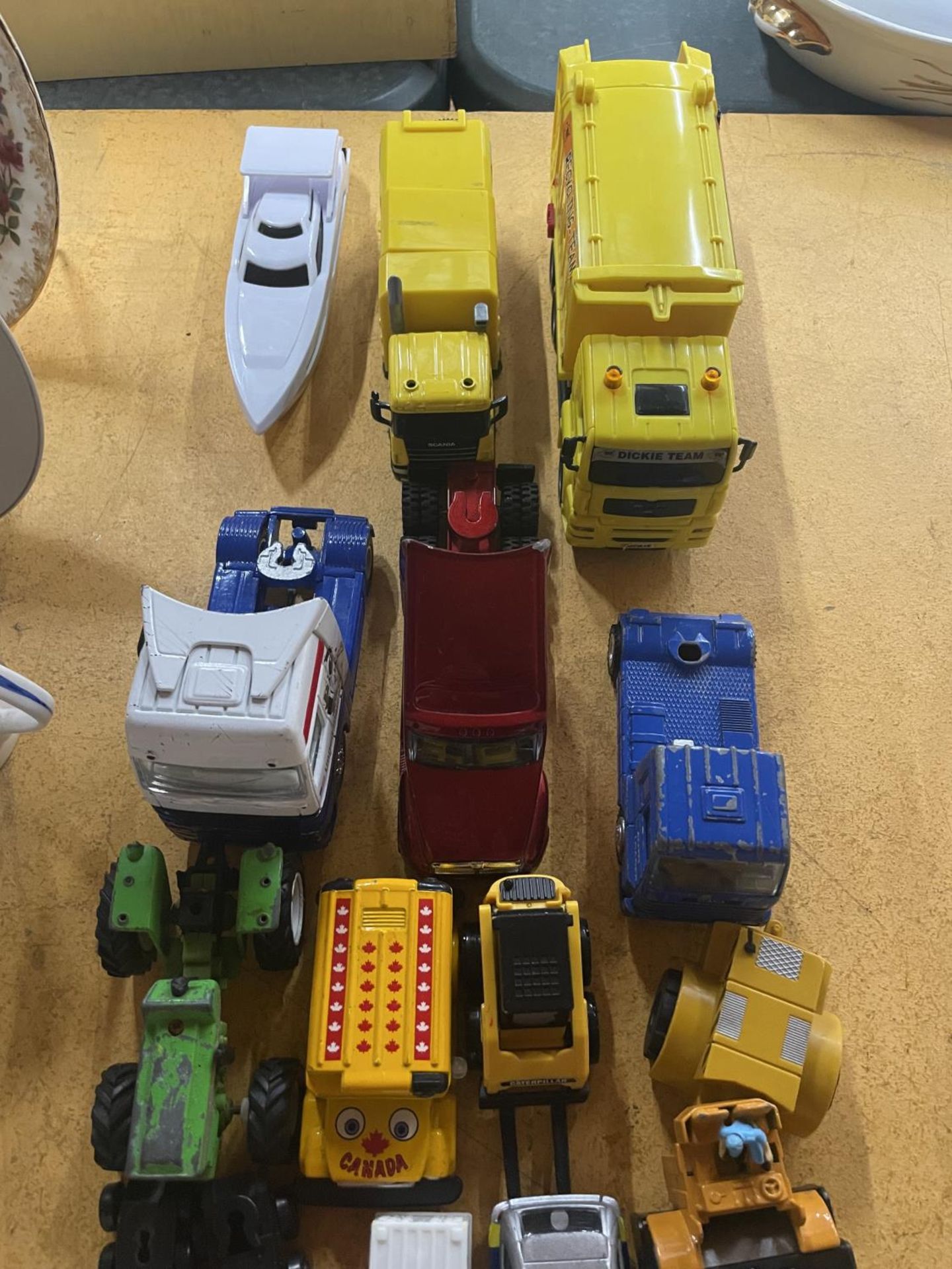 A LARGE QUANTITY OF TOY VEHICLES TO INCLUDE TRUCKS AND CARS, ETC - Image 4 of 4