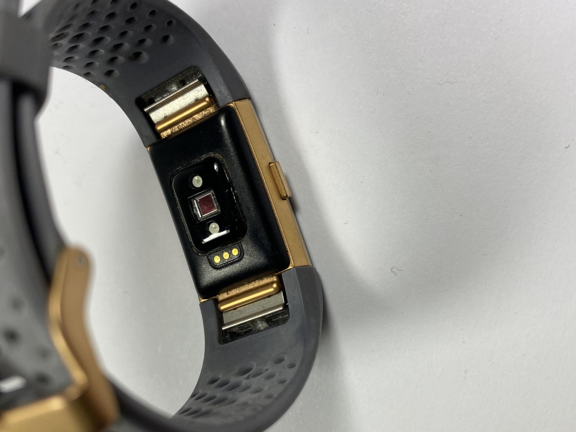 A FITBIT WATCH IN WORKING ORDER - Image 2 of 3