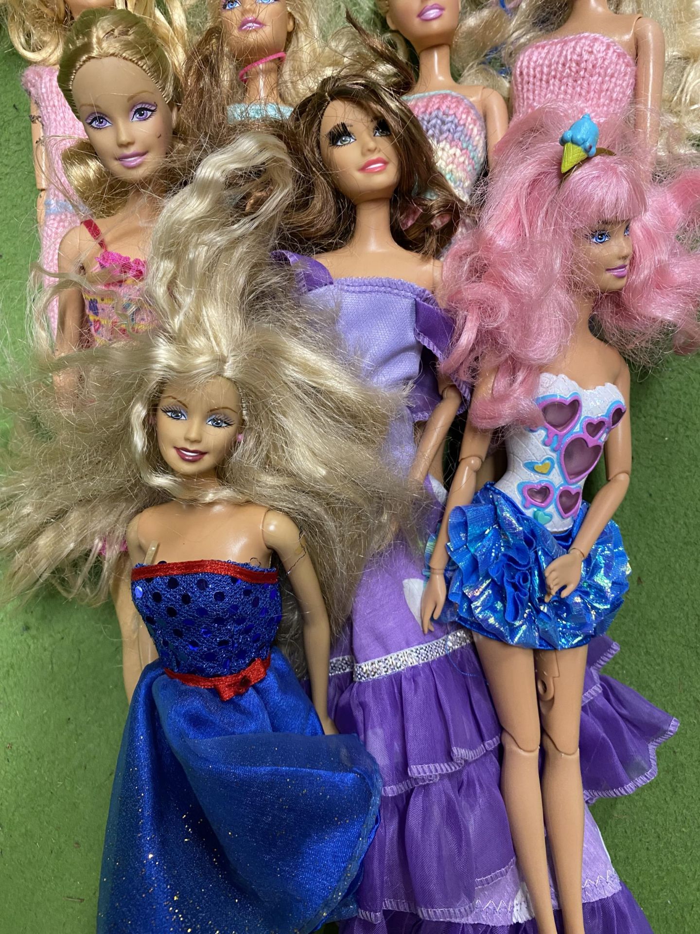 A BAG OF EIGHT MATTEL DOLL FIGURES - Image 3 of 3