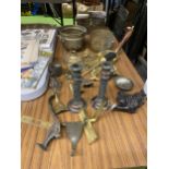 A QUANTITY OF BRASS ITEMS TO INCLUDE CANDLESTICKS, FURNITURE FEET, PLANTERS, A FIRESIDE SHOVEL, ETC