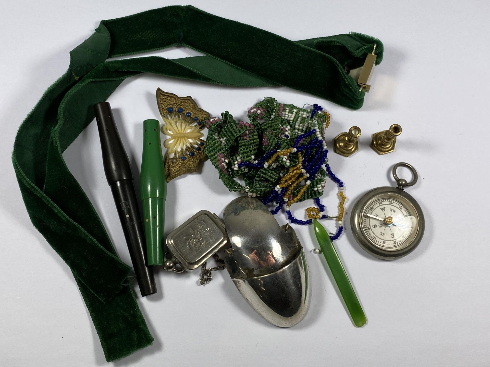 A MIXED GROUP OF COLLECTABLES TO INCLUDE VINTAGE COMPASS, MINIATURE BRASS CANDLESTICKS ETC