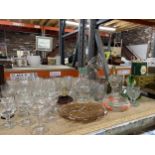 A LARGE QUANTITY OF VINTAGE GLASSWARE TO INCLUDE BOTTLES, SCENT BOTTLES, GLASSES, ETC