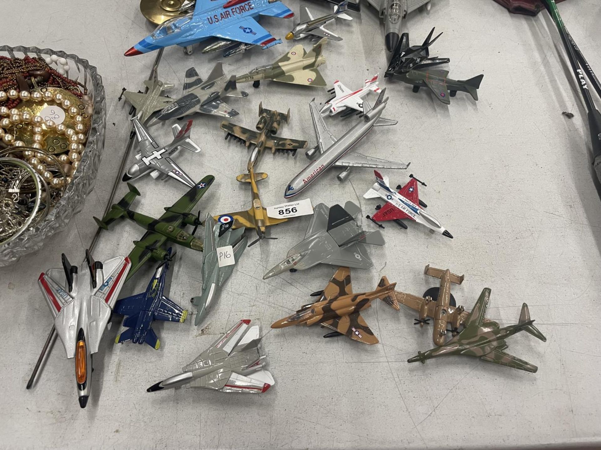 A COLLECTION OF DIECAST PLANES TO INCLUDE US AIR FORCE, AMERICAN AIRLINES, NAVY, ARMY, ETC., - Bild 2 aus 3