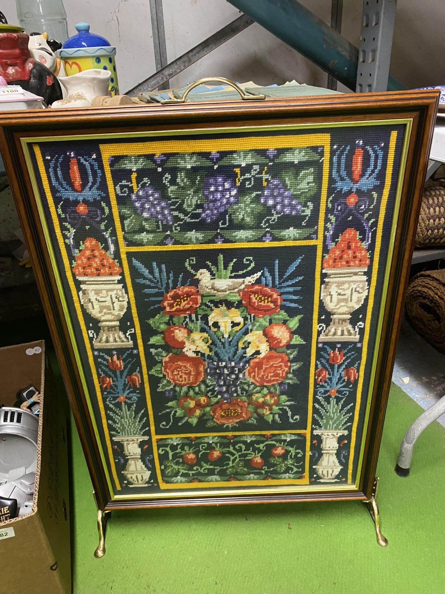 A VINTAGE STYLE FIRE SCREEN WITH WOOLWORK TAPESTRY HEIGHT 77CM, WIDTH 53CM