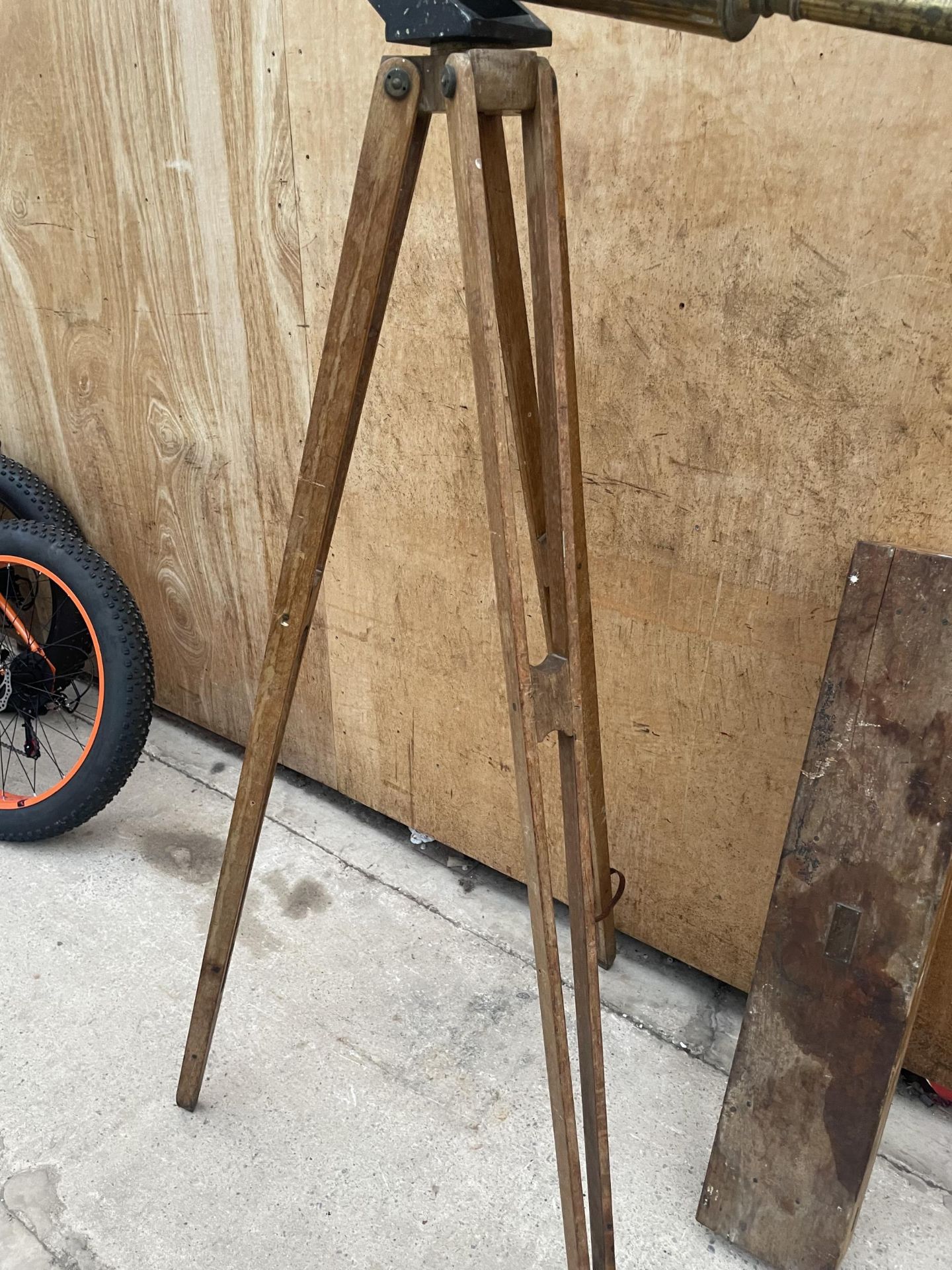 A VINTAGE BRASS FLATTERS AND GARNETT LTD TELESCOPE WITH VINTAGE WOODEN TRIPOD STAND AND WOODEN CARRY - Image 8 of 10