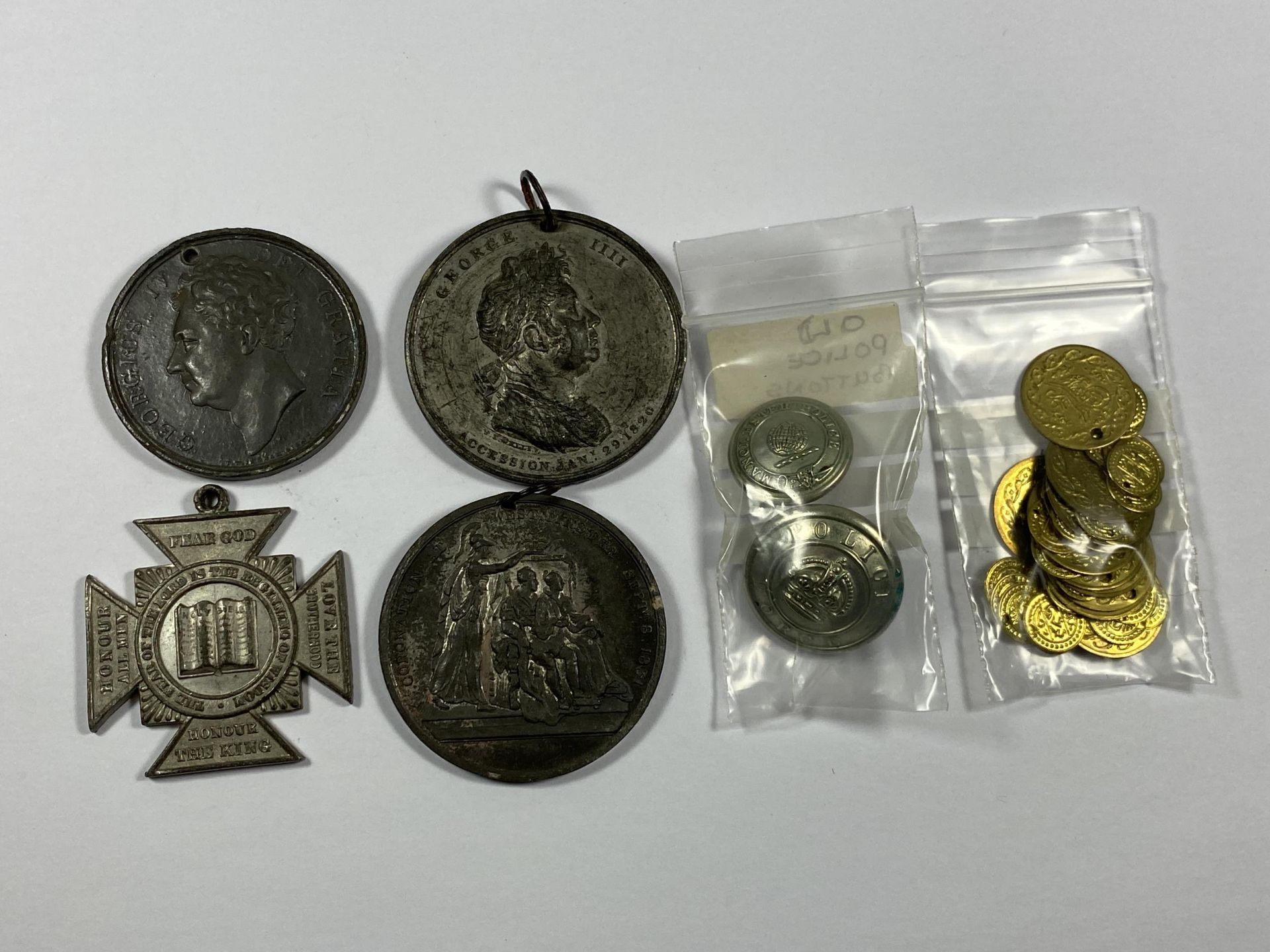 A GROUP OF 19TH CENTURY CORONATION MEDALS / TOKENS TO INCLUDE GEORGE III & GEORGE IV, FURTHER TOKENS