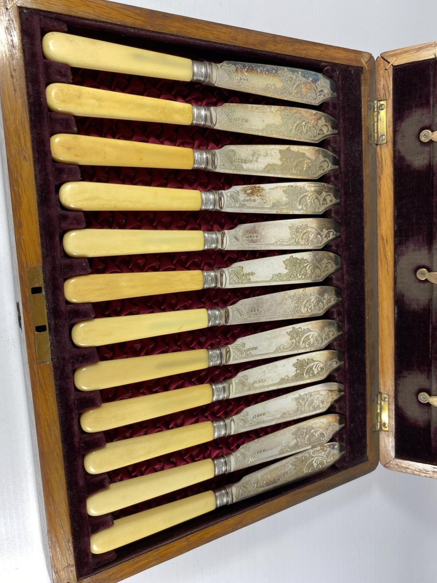 AN OAK CASED CANTEEN OF CUTLERY WITH SHEFFIELD SILVER FERRULES & RED LINED INTERIOR - Image 2 of 5