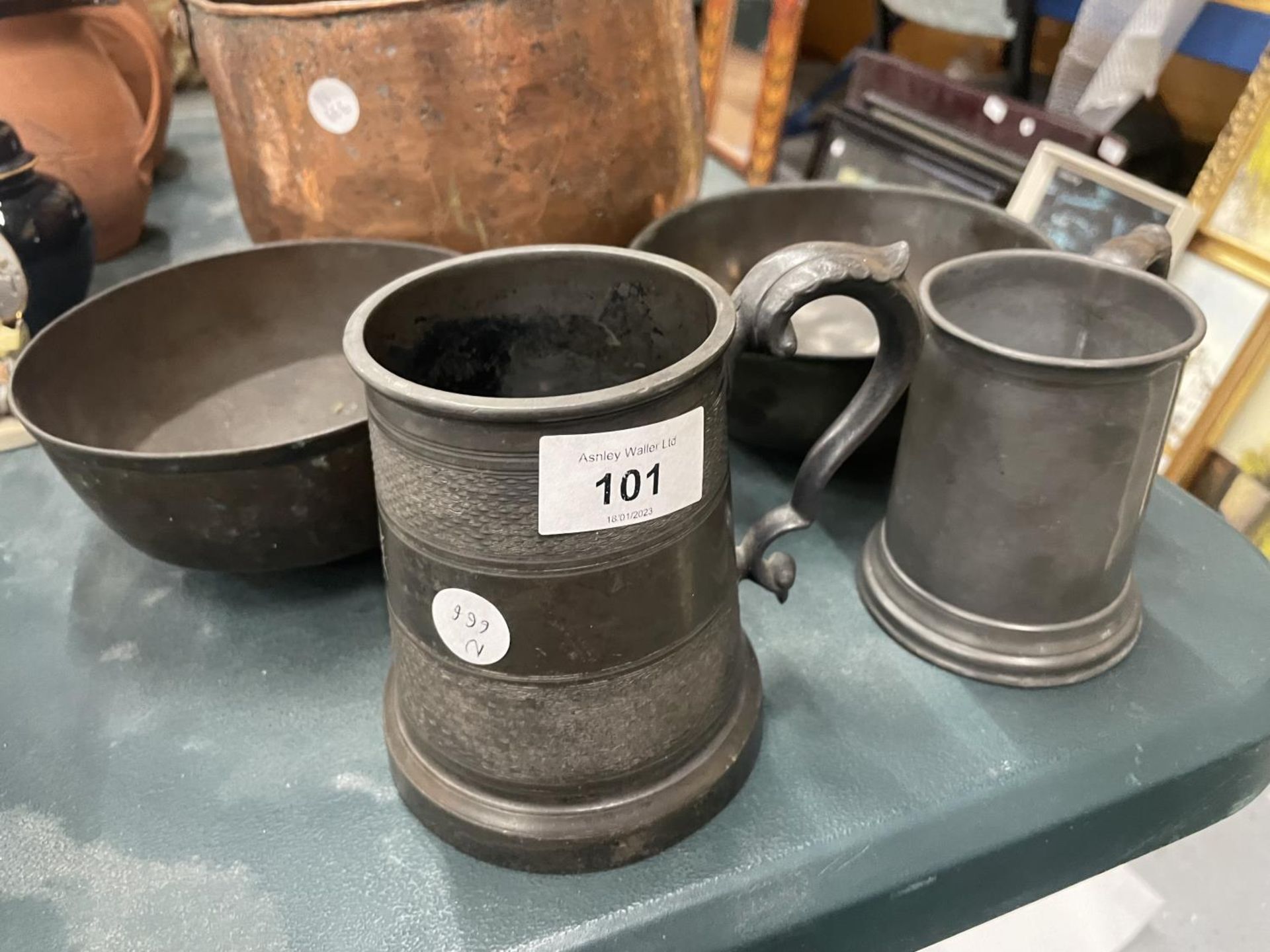 A COPPER RANGE COOKING POT, TWO COPPER DISHES PLUS TWO PEWTER TANKARDS - Image 2 of 3