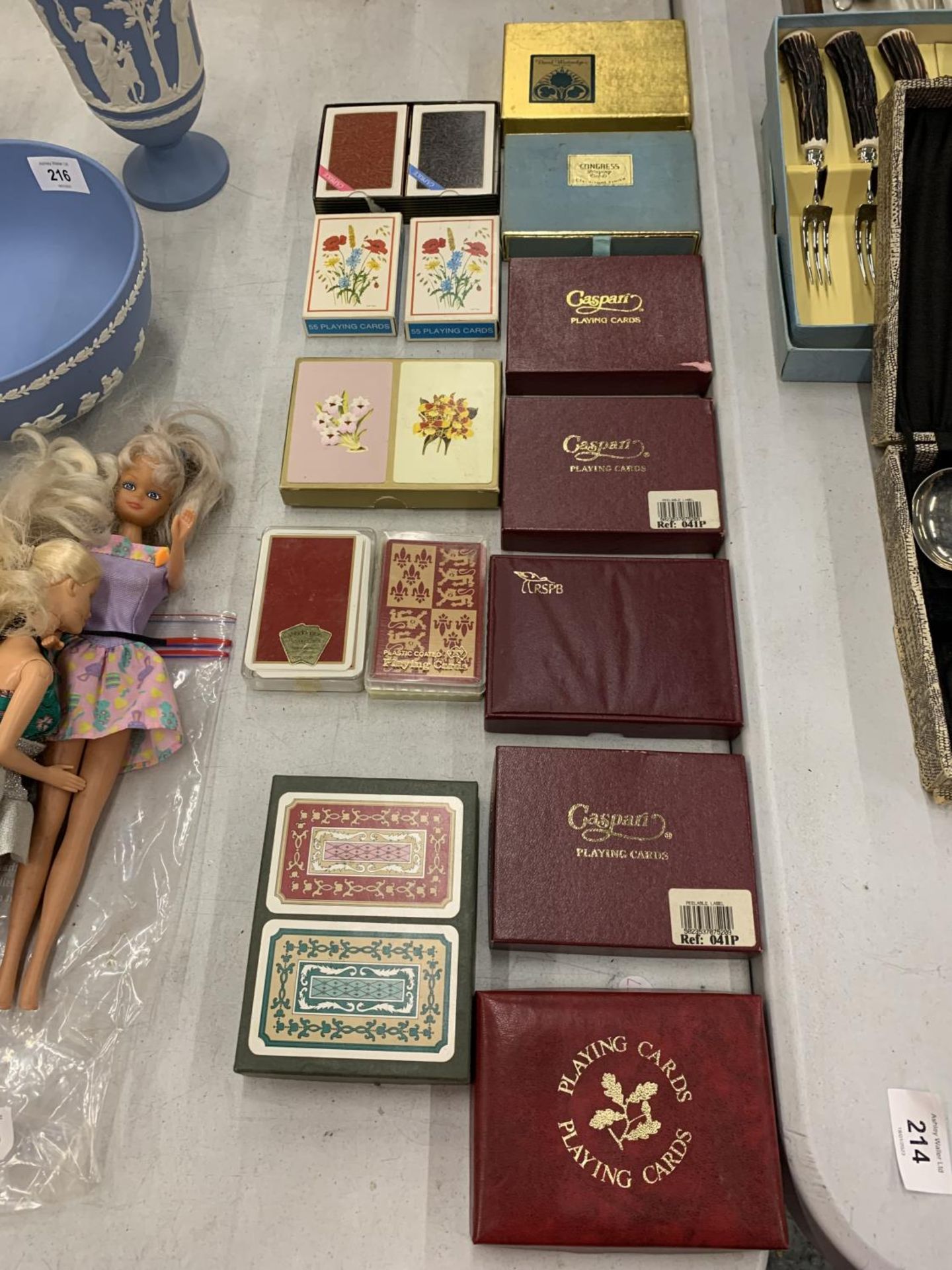 A LARGE QUANTITY OF VINTAGE PLAYING CARDS TO INCLUDE 'CASPARI', 'CONGRESS', ETC