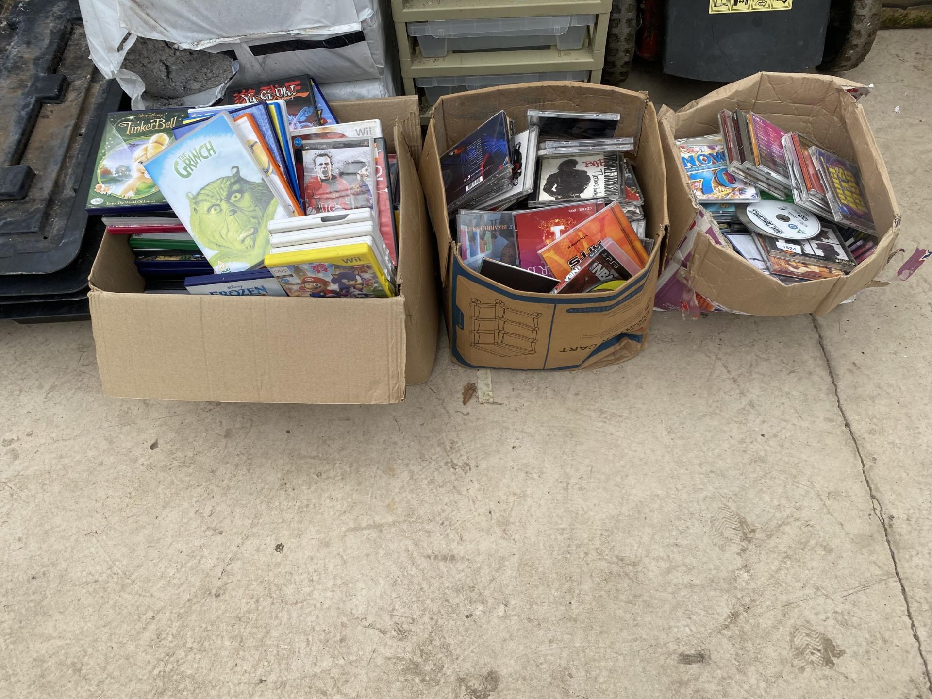 AN ASSORTMENT OF CDS, DVDS AND GAMES